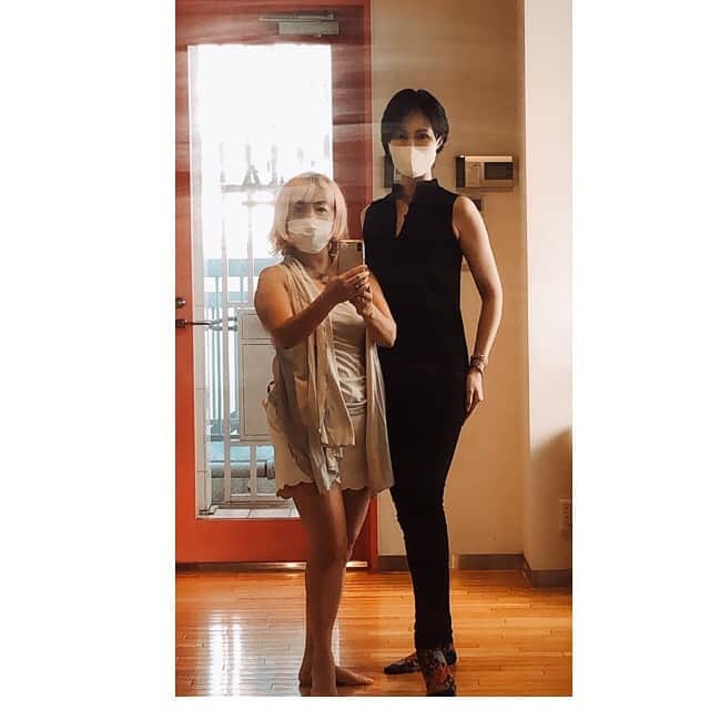 のインスタグラム：「#シンデレラプロジェクト  の #keitamaruyama  さんの ファッションショーの モデルに選ばれたのはいいものの 人生初の激太り。  これはやばいと 筋トレを始め  今日はウオーキングのレッスンに。  教えてくれたのは SENSE の ウォーキング講師 彩希子 (SAKIKO)さん🐬  早速やったよ！  二枚目が初めての歩き  三枚目は １時間半のレッスン後。  いやーー  モデルってすごいわーーと 改めて実感。  それより この背中の贅肉には びっくり！  自分を客観的に見るって大事ねーーー！  後ろ姿って 自分じゃチェックできないものねーー。  ついこの前までの私なら この動画絶対 アップしてへん😆  でも 私 なんか もう なんでも大丈夫って 思えるようになった。  それでね みんなにこれ みてもらっといたほうが ここから1ヶ月 どう変化するか 見せれるやん？  みててね みんな🥰  いくつからでも 好きに生きられる  それをやってみるからね  #旺季志ずか」