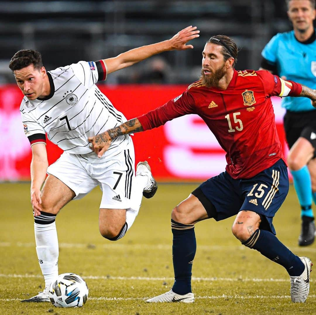 ユリアン・ドラクスラーのインスタグラム：「Gutes Spiel aber unglücklich in letzter Minute den Ausgleich kassiert. Sonntag geht es weiter 🔜 🇨🇭🇩🇪 // Solid game but unfortunately caught a last minute draw. Next up on Sunday 🔜🇨🇭🇩🇪 • • • #diemannschaft #dfb #geresp #stuttgart」