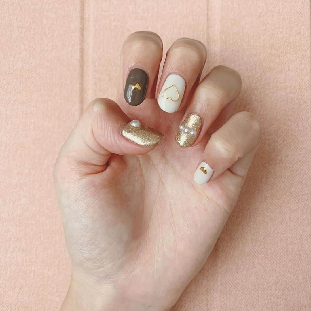 鈴木えりかのインスタグラム：「. 9月入ったのでネイルちぇんじ💅🏻 ハートときらきら(っo･)⌒☆ . . . . #september #newnail #nail #💅🏻」