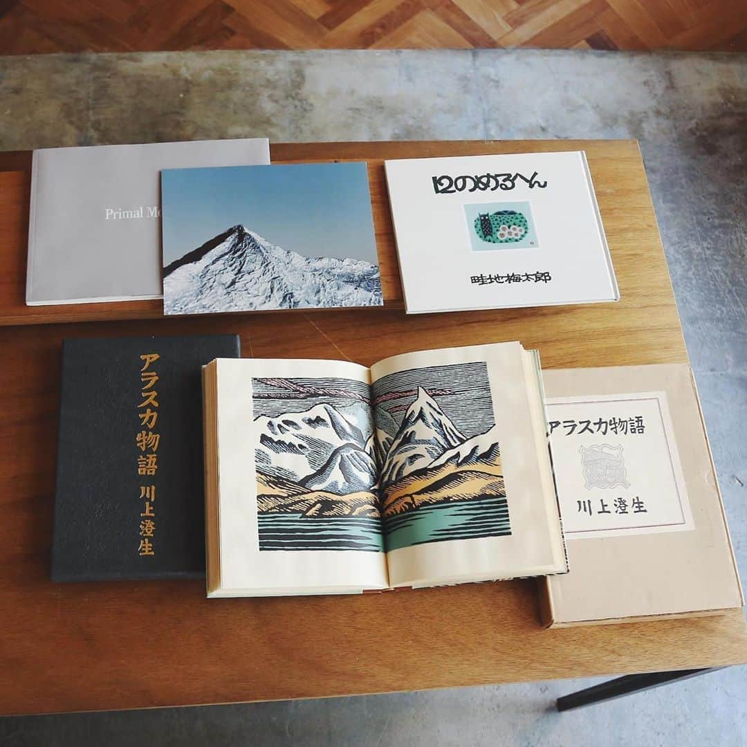 nostos booksさんのインスタグラム写真 - (nostos booksInstagram)「《山の本：文化系にささげる山岳書》﻿ ﻿ 山々を闊歩散策するように、ページをめくりたい。そんな気持ちで山にまつわる本を集めました。﻿ ﻿ ◯『アラスカ物語』限定300部﻿ こちらは版画家の川上澄生が、約5ヶ月間のアラスカでの日々を綴った日記と版画作品を収めた著作の復刻版。﻿ 詩情溢れる名文と、自然の生命力を感じさせる色鮮やかな作品は、観るものを遠いアラスカの地へと誘います。川上澄生の山に対する憧れや愛情も伝わってくるようです。﻿ ﻿ ◯『12のめるへん』﻿ そして山を描いた芸術家といえば、版画家・畦地梅太郎。本書は親戚や子どもたち、孫との思い出を、味わい深い12の版画とエッセイで描いた作品集です。﻿ 「入学」「ベッドから飛んだ」「廃園のしいの実」など、心あたたまる大人の絵本。﻿ ﻿ ◯『Primal Mountain』﻿ そして一風変わったこんな山本もいかがでしょう？ときには青空に向かって悠然とそびえ立ち、そしてときには夕暮れのなかで静かに佇み様々な表情を見せている山々は、実はアルミ箔を山に見立てたもの。﻿ 著者の濱田祐史がその思想に影響を受けたという、松岡正剛による寄稿もお見逃しなく。﻿ ﻿ それぞれの詳細は［商品タグ］からご覧ください。　﻿ 　﻿ -------------------﻿ 現在実店舗は、土日祝のみの営業とさせていただいております。﻿ 休日は完全予約制ではありませんが、大変混み合いますので、ご来店の際はぜひ事前にご予約ください。﻿ 下記をご確認のうえ、オンラインストアの予約フォーム、またお電話やメールにてご連絡ください。﻿ ・ご来店日時﻿ （※混雑時はご利用時間を1時間とさせていただく場合がございます）﻿ 下記の時間帯からお選びください。﻿ 13〜14時﻿ 14〜15時﻿ 15〜16時﻿ 16〜17時﻿ 17〜18時﻿ ・ご予約名﻿ ・人数﻿ ・お電話番号﻿ ご予約はこちらから▼﻿ TEL：03-5799-7982﻿ Mail：﻿ info@nostos.jp﻿ ﻿ ---------------------」9月4日 18時54分 - nostosbooks