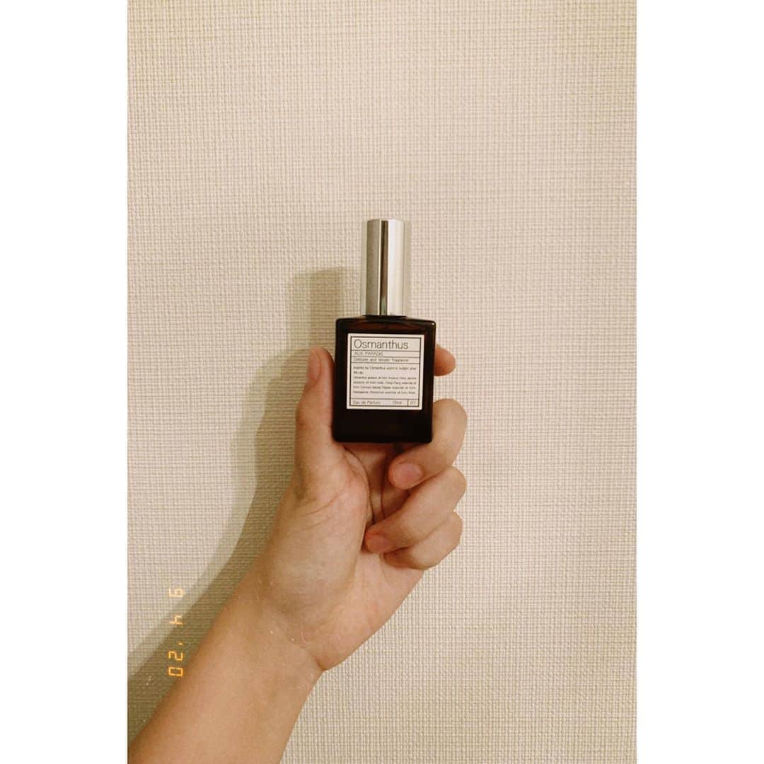 のインスタグラム：「🧡 . . . とうとう手に入れてしまった、、、💭 . . . 金木犀の香水🌼 . . . 香りだけでも少し秋気分です💗 . . . . . #香水#金木犀#金木犀の香り #秋#auxparadis #osmanthus #autumn #おしゃれ #秋コーデ」