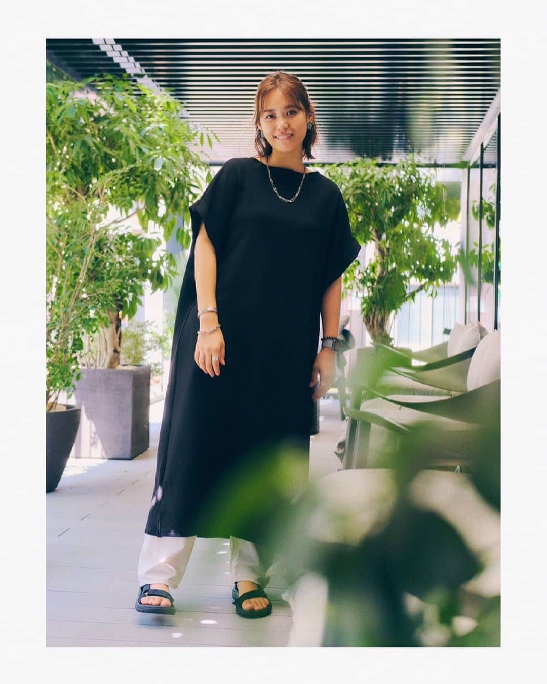 二宮愛のインスタグラム：「2020/09/04 YouTube更新してまーす🙋‍♀️ 今日は #井上陽水 大先生の #少年時代　歌ってみました。  良い曲って、歌うの緊張するわよね… ________________  https://www.youtube.com/channel/UC9TiDWPi8bVxss_cAO2vBOw  聴いてね🙏♥️ 写真は佐々木さん🤘✨🌿 @tomokazu_sasaki  ________________ #youtube #youtubechannel #youtubevideo #cover #music #song #yousuiinoue #summersong」