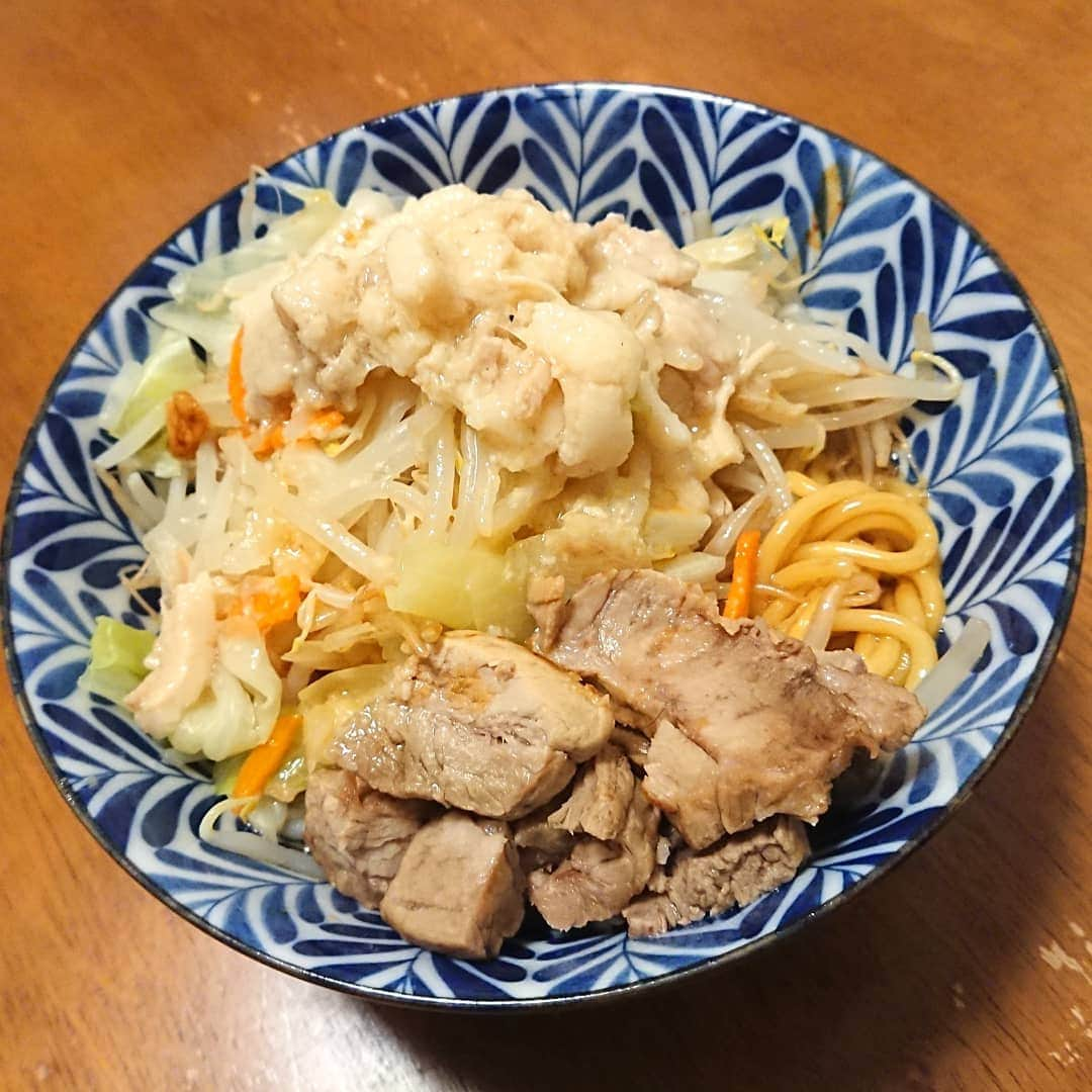 島貫凌さんのインスタグラム写真 - (島貫凌Instagram)「残暑に負けないガッツリスタミナラーメン。ヤサイアブラマシです。(お仕事のためニンニクはナシ)見た目はちょっと…ですが、食べごたえしっかりです。  #ラーメン #麺スタグラム #麺活 #おうちラーメン #家二郎 風 #メーテレ #アナウンサー #島貫凌」9月4日 18時59分 - ryo_shimanuki_nbn_