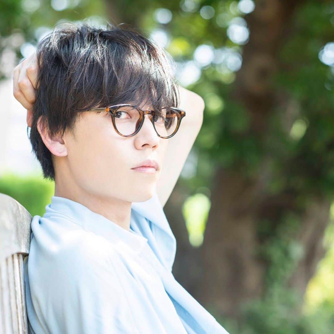 岩岡徹のインスタグラム：「TI "Light blue" SET Mockneck T-shirt "Light blue" (M or L) Glasses Eco bag Large（Navy） Eco bag Small（Khaki） -special gifts- Original Lookbook "Light blue" Behind the scenes "Light blue"」