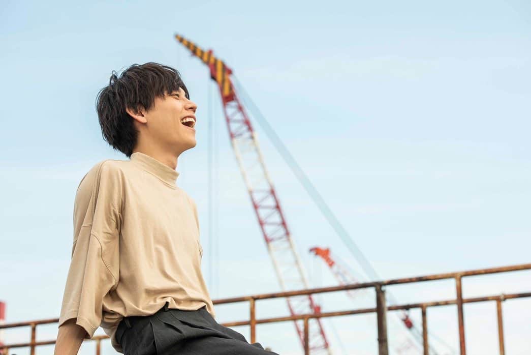 岩岡徹のインスタグラム：「TI "Beige" SET Mockneck T-shirt "Beige" (M or L) Belt Eco bag Large（Navy） Eco bag Small（Khaki） -special gifts- Original Lookbook "Beige" Behind the scenes "Beige"」