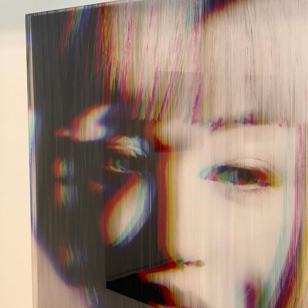 林信行のインスタグラム：「かっこいい、が第一印象だったけど、作品に近づくとまた印象が変わる。 どこかなまめかしく、それでいて神秘的。実体感あるヴァーチャルに惑わされる作品たちでした。  #Imma by #AsamiKiyokawa  清川あさみ個展『imma』 @ フィリップス東京(六本木ピラミデ4階) 9/4(金)-26(土)  清川あさみさんと言えば女優やミュージシャンなど200人以上を採取し刺繍を施した写真作品にした『美女採取』のシリーズが有名。今回はInstagramで25万人のフォロワーを持つヴァーチャルモデルの #Imma を採取したのかな？と見に行ったけれど、それで説明が済む展覧会ではなかった。  ヴァーチャルモデルなのに、人間以上に艶かしく、それでいてよく見るとやはり人間ぱなれしていてどこか神秘的。 清川さんの投稿を見ると、これはimmaを通して描いた現代の神話なのだそう。なるほど納得がいった。  物凄く自然に人間(EXILEの橘ケンチさん)と絡んで「ロマンス」を表現した作品もあれば、逆にモンスター(猿神)と一緒に写った不思議(デジタル時代の神秘表現的！)な作品、ヴァーチャルさ全開で東京の街に浮かんでいる作品も(なのに近くで見ると刺繍のせいもあって凄く立体感や手触り感がある)。  刺繍 x 写真という表現を極めた清川さんだけど、今回の作品群でその表現がさらに一段レベルアップした感じ。  個人的には黒い糸を使ったまるでネガフィルムのように見える作品が好きで、横から見ると糸の下に隠れた唇などの赤さがうっすらと覗いて見える。 物凄く手が込んでいて、どれだけ労力がかかったのだろうと驚かされるが、少し離れてみると、ただのかっこよい写真にも見える。  平面のCGであるはずのヴァーチャルモデルに、新しい奥行きを持たせた展覧会だと思いました。  会場はイギリス発祥で200年以上の歴史を持つオークションギャラリー、Phillipsの東京ギャラリー(六本木ヒルズすぐ近くの六本木ピラミデの4階にあります)  清川あさみ個展『imma』 @ フィリップス東京(六本木ピラミデ4階) 9/4(金)-26(土) 12-17時。日祝がお休みです  @asami_kiyokawa @imma.gram  #清川あさみ」