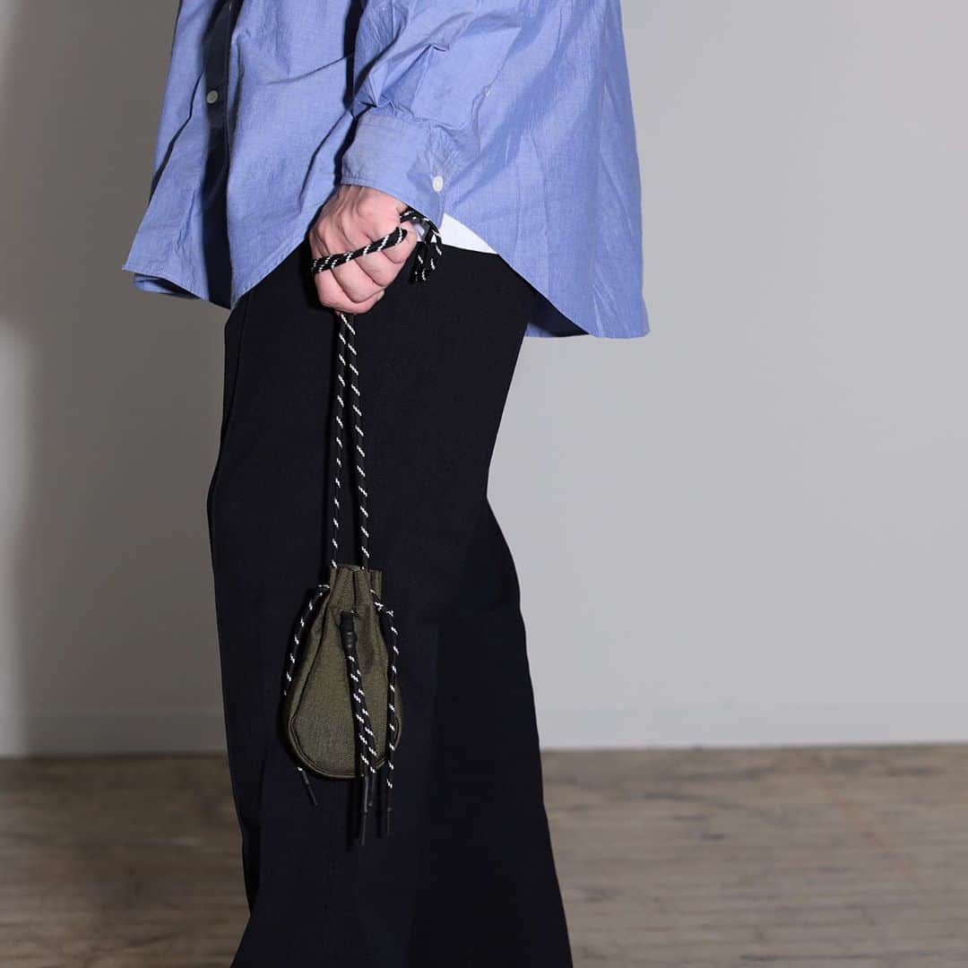 BEAMS ZAKKAさんのインスタグラム写真 - (BEAMS ZAKKAInstagram)「吉岡衣料店 / "DRAWSTRING BAG XS"  『鍵とかワイヤレスイヤホンとか、ポケットに入れたくないけど極力手ぶらでいたい…』こちらのミニマムなXSサイズならそんなわがままな望みが叶います。 カラーも豊富でスタイリングのポイントとして使えるのもポイント。ストラップがリフレクター仕様なのも個人的にはツボなとこ。 男女問わず使えるオススメの逸品です。  @bpr_beams  @yoshiokairyouten  @beams_mens_casual  @beams_official   #beams #bprbeams #yoshiokairyouten #drawstringbag #xs #ビームス #bprビームス #吉岡衣料店 #ドローストリングバッグ」9月4日 19時02分 - bpr_beams
