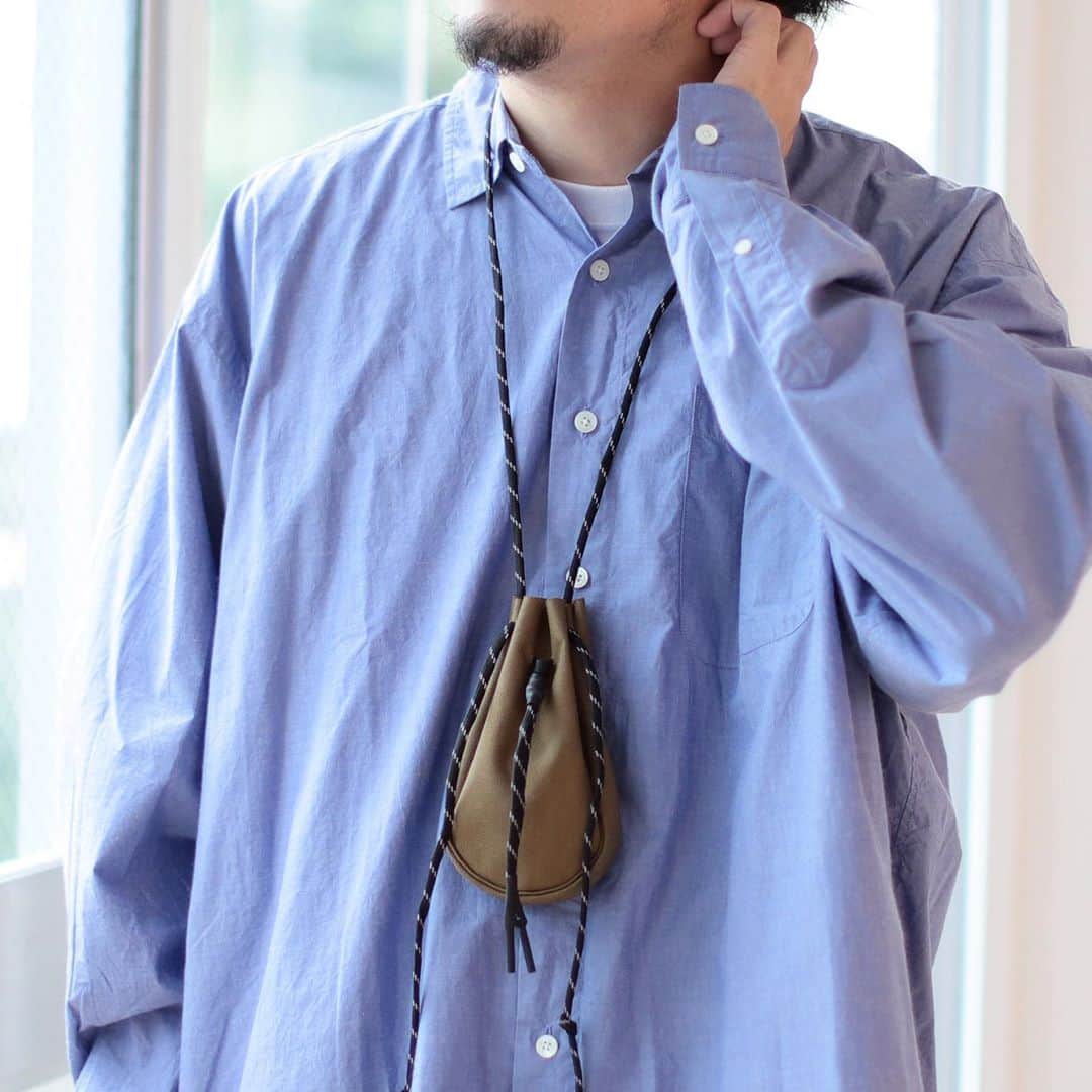BEAMS ZAKKAさんのインスタグラム写真 - (BEAMS ZAKKAInstagram)「吉岡衣料店 / "DRAWSTRING BAG XS"  『鍵とかワイヤレスイヤホンとか、ポケットに入れたくないけど極力手ぶらでいたい…』こちらのミニマムなXSサイズならそんなわがままな望みが叶います。 カラーも豊富でスタイリングのポイントとして使えるのもポイント。ストラップがリフレクター仕様なのも個人的にはツボなとこ。 男女問わず使えるオススメの逸品です。  @bpr_beams  @yoshiokairyouten  @beams_mens_casual  @beams_official   #beams #bprbeams #yoshiokairyouten #drawstringbag #xs #ビームス #bprビームス #吉岡衣料店 #ドローストリングバッグ」9月4日 19時02分 - bpr_beams