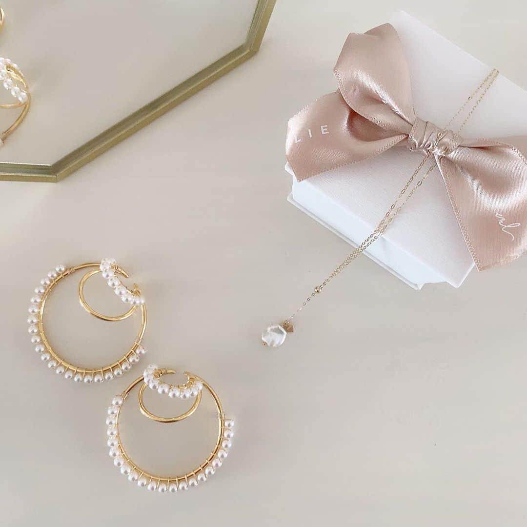 太田莉加さんのインスタグラム写真 - (太田莉加Instagram)「･﻿ ･﻿ 私だけの唯一無二のパール✨﻿ ﻿ ﻿ 海の宝石として静かに注目され始めている﻿ 窪みや突起のあるいびつな形状の﻿ 偶然にできた真珠「バロックパール」の﻿ 2wayネックレス♡﻿ ﻿ ﻿ 調整可能やし、パールはどんなファッションにも合わせやすいからヘビロテしてる😆﻿ ﻿ ﻿ @milie.jewelry クーポンコード『rikapR20829』 で全商品10%割引だよ👌﻿ 使用期限は2021/8/26まで﻿ ﻿ ﻿ パールのイヤカフは﻿ @latuastella_official  ここのアクセ可愛くて大好き♡ 　﻿   #milie#ミリー#ジュエリー#バロックパール #唯一無二#2wayネックレスlatuastella#大ぶりピアス#パールピアス#パールイヤカフ」9月4日 19時02分 - rikapanda.official