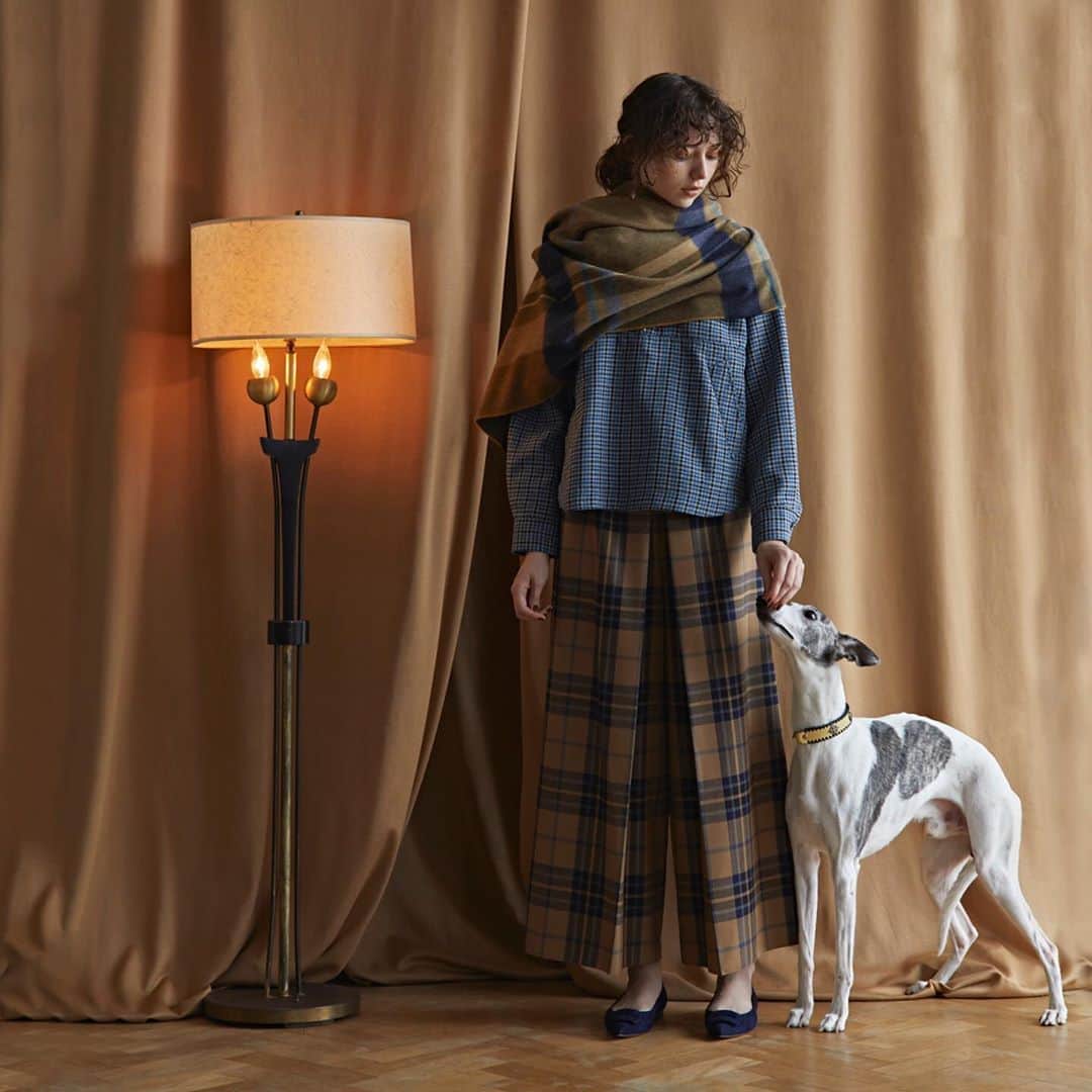 エリオポールのインスタグラム：「. Brit chic! 9.4.fri.-10.4.sun. . PULLOVER [HÉLIOPÔLE]  24,000yen+tax PANTS [O'NEIL OF DUBLIN]  26,000yen+tax STOLE [BEGG × CO]  29,000yen+tax PIERCED EARRING [SHYLA]  9,000yen+tax SHOES [PELLICO]  54,000yen+tax . . . #HELIOPOLE #エリオポール #britchic  #2020aw #autumnwinter #selectshop #fashion #style #british #britishstyle」