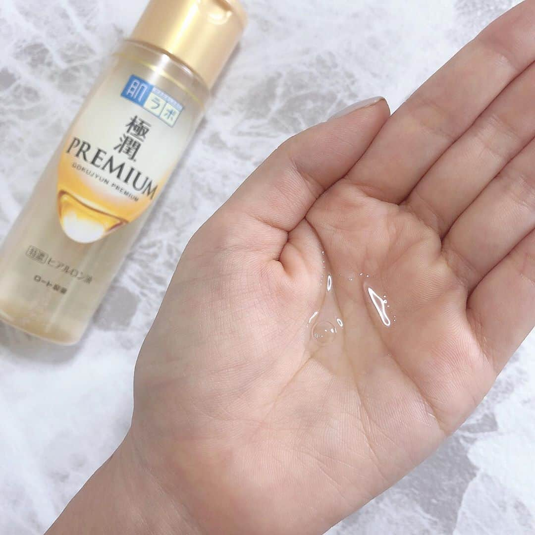 天野ゆうかさんのインスタグラム写真 - (天野ゆうかInstagram)「＼ skin care (プチプラ編)🧴／ . . "肌にいいコト、肌ラボ♪" ってみんな一度は耳にしたことあるかな？👂 . . インテージSRI 化粧水カテゴリーの2007年4月〜2020年3月販売個数のデータからも【肌支持率NO1化粧水🥇】って結果がでてる有名ブランド🧴✨ @rohto_official  今回肌ラボブランドがもう一度肌のことを見つめ直し、新たに『極潤 プレミアム ヒアルロン液』の成分がリニューアルしたみたいで、プチプラ化粧水もここまできたか😳！って思うくらい良かったから久々にレビューしてみます📝 . . まず、新たに追加された成分が２つあって １つ目は【浸透型ヒアルロン酸】 またの名を加水分解ヒアルロン酸Na(うるおい成分)っていう新成分で、肌表面や肌の角質深くまで潤いを届けてくれるもの🚰✨ . ２つ目は【発酵型ヒアルロン酸】 またの名を加水分解ヒアルロン酸発酵液(うるおい成分)と言って、この化粧水のエース的な存在なんやって👩🏻‍🎓🎖 これらを含めた７種類のヒアルロン酸たちが大活躍するおかげでお肌にうるおい効果を与えてくれるから、手に吸い付くようなもちもち感がつづく化粧水なんです🧏🏻‍♀️！ . . テクスチャーはというと、濃厚でとろみが強め🦾 それやのにお肌にはスッと馴染むからほんまに不思議🙄 夏はクーラーや紫外線でお肌も乾燥しやすいから、 私はお風呂上がりすぐに全身たっぷり使ってます🧖🏻‍♀️◎ (プチプラやからこそできる贅沢使い♡笑) 肌の内側が乾燥すると、これ以上乾燥しないようにってお肌が皮脂を大量に分泌してしまうからテカリ肌の原因にもなるみたい😕 すぐテカっちゃうんよなって人は、今一度正しく保湿ができてるか見直してみるといいのかも🤔 ✔︎ . . あとは、日焼けしたくない人にも保湿は大事！⛱☀️ 水分を充分に保っている肌は、本来お肌が持っている回復機能を高めてくれるから、紫外線のダメージを最小限に食い止めることができるみたい🤜🏻☀️！ 以外と冬だけ入念にしがちやけど、夏こそ保湿ケアはちゃんとしてあげた方がいいんやって💧✨ (私は乾燥肌やから、年中保湿オバケやけどねっ👻笑) . . 顔に使うもよし、私みたいに全身に贅沢使いするもよし！ コスパ◎なので、保湿頑張りたいなって考えてる人は是非試してみてね🧴♡ . . . #肌支持率NO1化粧水 #もちもち肌つづく #極潤プレミアム #肌ラボ #美容 #化粧水 #保湿 #保湿ケア #スキンケア #コスメ #プチプラ #プチプラコスメ #ヒアルロン酸 #🧴 #skincare #lotion #ロート製薬_PR」9月4日 19時03分 - yucca_official