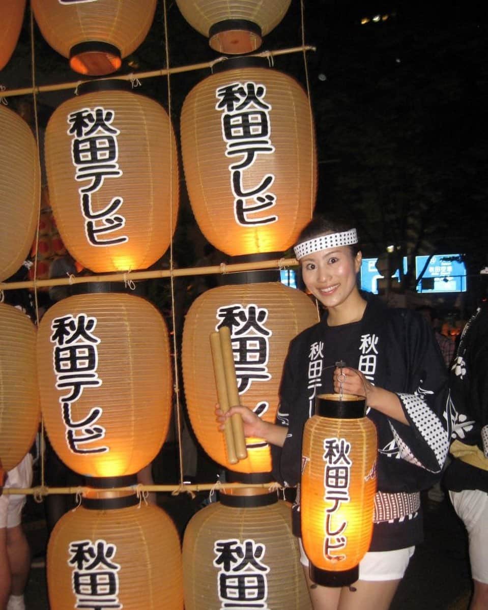 のインスタグラム：「みなさん初めまして！ 秋田県秋田市出身の石井資子（もとこ）です。 これまで秋田テレビで8年間アナウンサーを NHK山口放送局で2年キャスターを務め 今はフリーランスで1児の母です。 これからは秋田、山口の地域の魅力を 私なりに発信していけたらと思っていますので どうぞよろしくお願いします♪ 初投稿の今回は秋田が誇る夏祭り 「秋田竿燈（かんとう）まつり」についてです。今年は中止になってしまいましたが 真夏の病魔や邪気を払うねぶり流し行事が起源ということでコロナ収束の願いも込めてご紹介します！いったいどんなお祭りなのか？！ ヒントは夜空を照らす黄金の稲穂！！ 詳しくはプロフィール欄にあるURLから47発信プロジェクトを見てね！  #女子アナ47 #女子アナ発信プロジェクト #アナウンサー #フリーアナウンサー #女子アナ #地方創生 #アナウンサー #秋田県 #秋田市 #秋田竿燈まつり #竿燈 #かんとう #夏祭り #まつり #観光 #どっこいしょどっこいしょ #竿燈マスク #ねぶり流し行事」