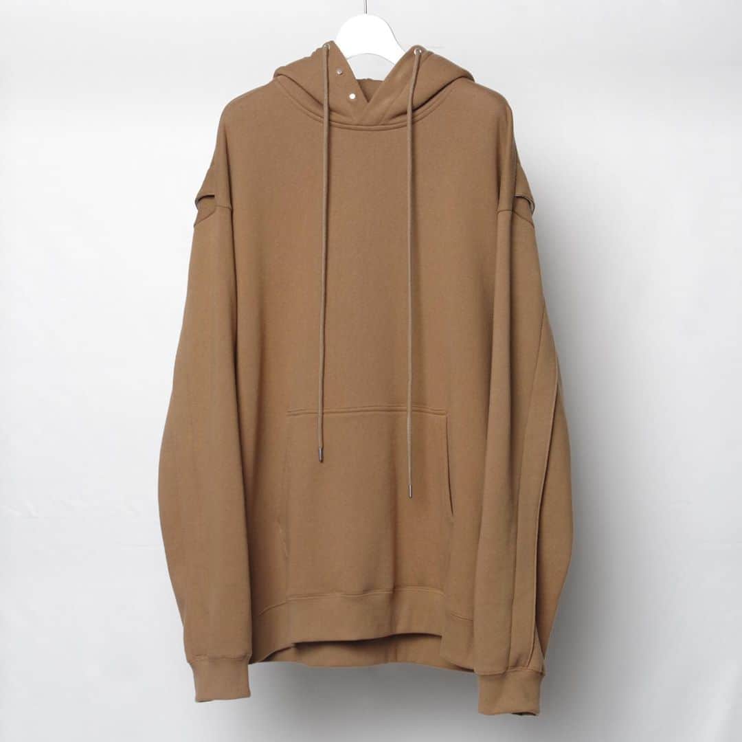 ウィザードのインスタグラム：「2020 FALL WINTER COLLECTION “Metropolis Noise Laboratories"  PLEATS SWEAT HOODIE  Delivery Start.  https://wizzard.stores.jp/  #wizzard_fac  #wizzard  #fashion  #tokyofashion  #streetfashion  #fashionphoto #designersbrand  #domesticbrand  #mensfashion #2020aw  #メンズファッション #ファッションブランド #ウィザード #スウェットパーカー」
