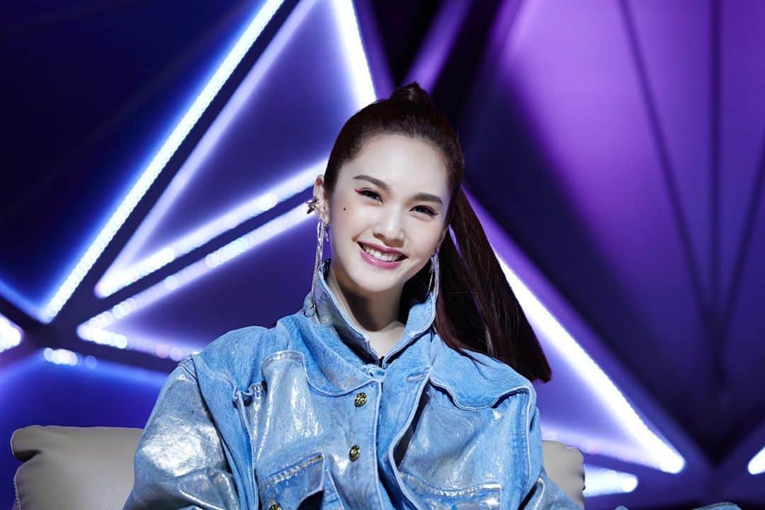 レイニー・ヤンのインスタグラム：「⭐️ 今晚就是最後一集的播出了... 謝謝DD52台前幕後的所有人。 能夠擔任本節目的首席導師，是我演藝生涯中，最幸福的事情之一。 謝謝偉忠哥和詹哥想到我，謝謝你們和老K為節目付出的心血和投入，謝謝每個工作人員都各司其職保持專業，謝謝我的搭檔瑋柏和漢典，謝謝飛行導師們給予的建議和鼓勵，謝謝女孩們的認真和努力，最後，謝謝觀眾朋友們對節目和女孩們的支持。 這是一個讓孩子們可以實現夢想的舞台，當中包含太多人的幫助。要像是一顆星星，只靠自己是無法完成的！希望擁有夢想的大家都能心存感激，有天發光發熱時，別忘了感謝曾經讓妳變得耀眼的夥伴們～ 菱格世代DD52。 我，楊丞琳，下台一鞠躬🙇🏻‍♀️  妝： @carlin_chen  髮： @zoom_jacobs  造型：@chinghuachen421 品牌：服裝 @yproject_official @trends.tw 耳扣 @apmmonaco 耳環 @lanecrawford @venna.co #beyondesire 鞋 @Giuseppezanotti 攝影： @hungyihsieh   #dd52 #菱格世代dd52」