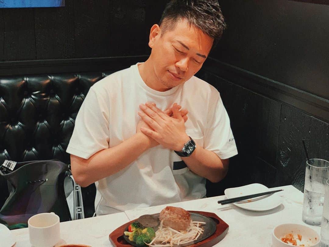 のインスタグラム：「筋肉食堂、最高です。 . . . 写真：アヤト(@ayato_nishikido ) . #宮迫です #宮迫博之 #筋肉食堂 #たんぱく質 #鳥料理 #ステーキ youtube #youtuber #撮影 #ポートレート #portrait #tokyo #japan #japaneseboy #japanese」