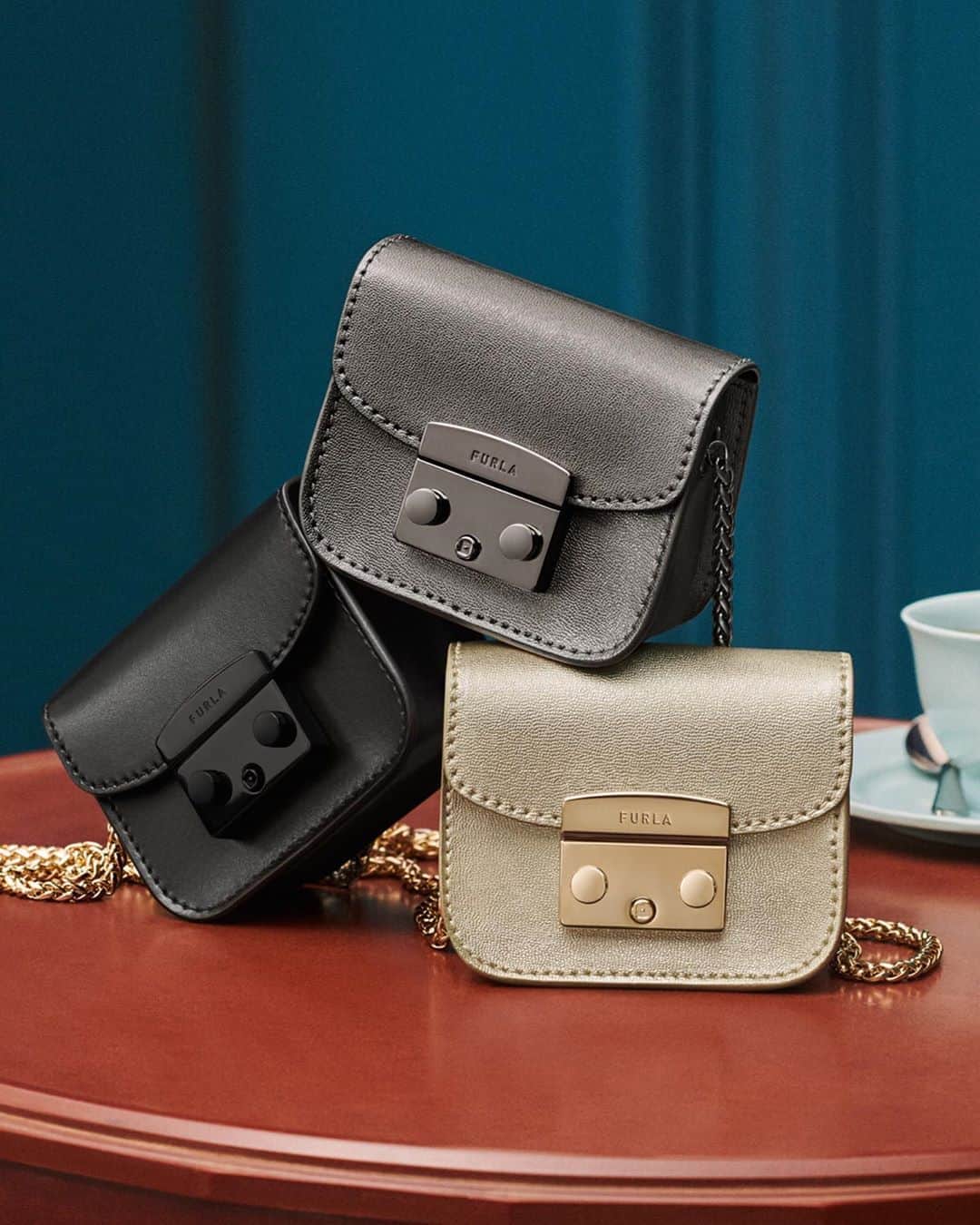 フルラのインスタグラム：「One is not enough. These tone-on-tone Furla Metropolis micro bags conquer the Fall Winter 2020 campaign.  Creative Direction: Magnus Berger & Tenzin Wild @thelast_universe Photographer Director: @giampaolosgura Stylist: @sissy.vian Hair Stylist: @francogobbi1 Make up: @cosettagiorgetti  #thefurlasociety #furlafeeling #newcollection #furla #accessories #fashion」