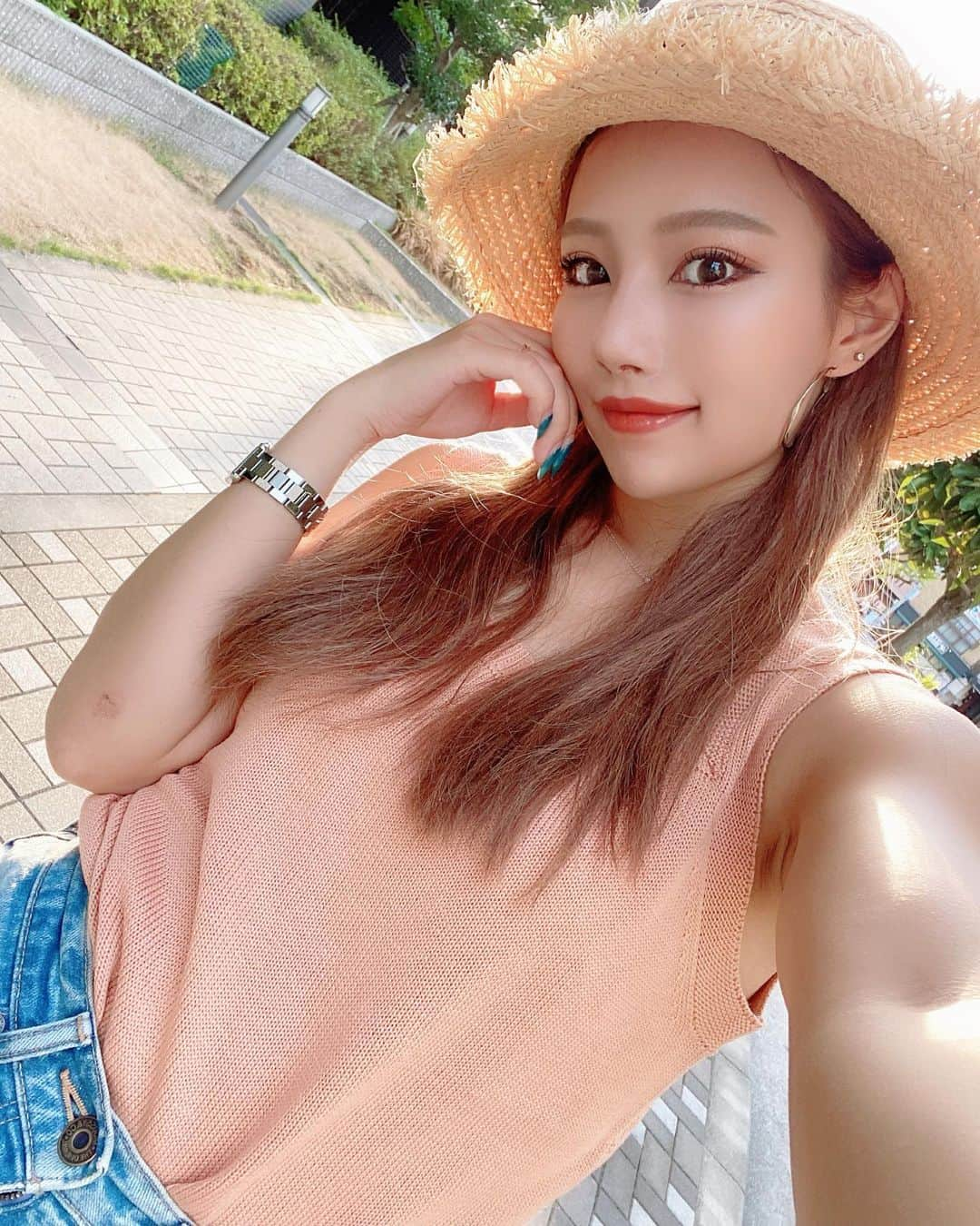 あいりさんのインスタグラム写真 - (あいりInstagram)「. . 麦わら帽子でままだだ夏気分👒 . 最近暗なんの早いし夏が終わりそうで ちょっと寂しい🥺🥺🍧🍉🌴 . . この日のtopsは @mimitoujours  @joint_space  さんの✨ . 後ろが編み編みで絶妙な サーモンピンクが可愛いでしょ💖 . . (肘怪我してるのはこの間 病院で転んだやつ🙏ご愛嬌🙏笑) . . . #mimitoujours#mimitoujours_style#pr #麦わら帽子#麦わら帽子コーデ#夏コーデ#今日のコーデ#サーモンピンク#オシャレ好き#オシャレ女子#背中ざっくり#トップス#大人カジュアルコーデ#大人カジュアル#カジュアルコーデ#きれいめコーデ#デニム好き#シンプルコーデ#シンプルコーディネート#女子力アップ#大人女子コーデ#大人女子#メイクアップ#ナチュラルカラコン#流行りのファッション#背中開き#背中開きトップス#instagood#ootd#likely」9月4日 19時12分 - airigramxx