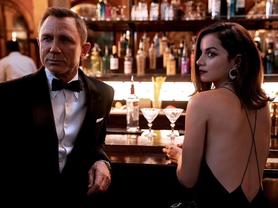 アナ・デ・アルマスのインスタグラム：「@007 🍸」