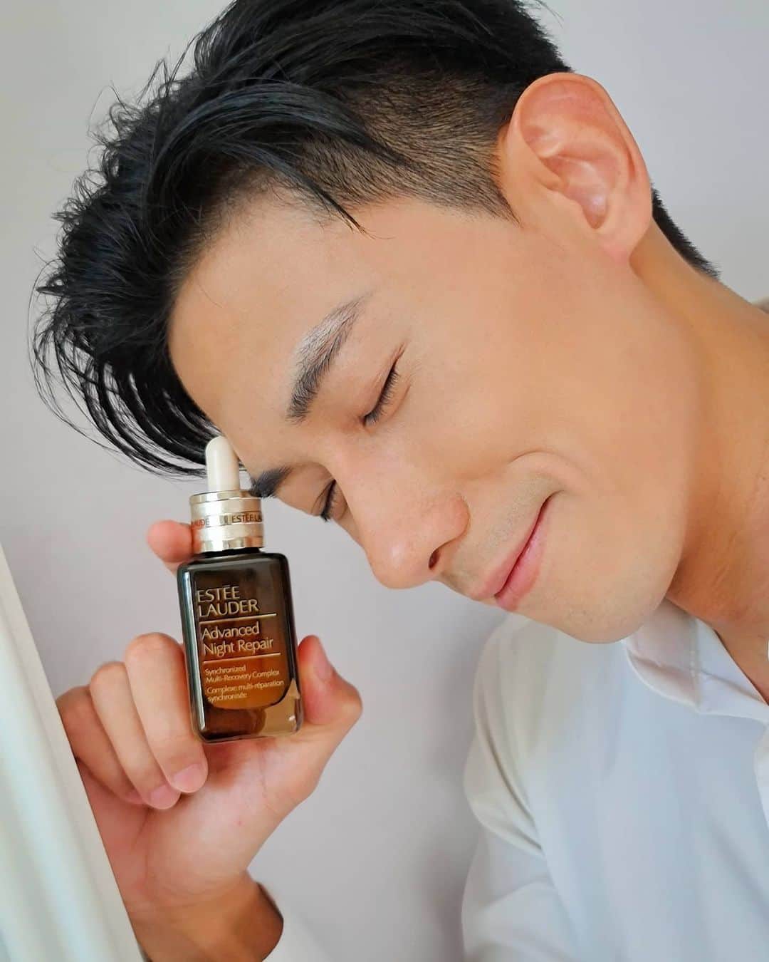 のインスタグラム：「It's been a fulfilling journey with the NEW Estée Lauder Advanced Night Repair and healthier nighttime sleep routine! My skin look firmer, younger and more radiant, with less lines and minimized pores!   This transformative journey with @EsteeLauder_SG reinforced something broader and deeper for me about life. As long as we believe in something, we set goals and see through them with concrete actions, we will be able to own our future. Our future is in our hands! Agree? 🖐  Head over to Lazada and get yours now via the Estée Lauder Official Flagship Store!  @EsteeLauder_SG #EsteeLauderSG #ILOVEANR #AdvancedNightRepair #SkinNatureVSNurture #GenerationANR」