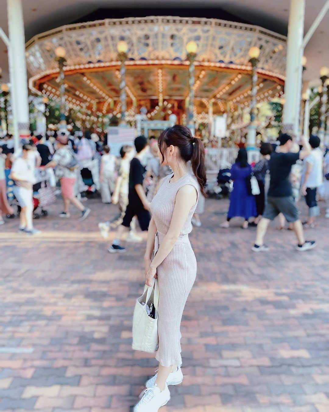 永瀬みなもさんのインスタグラム写真 - (永瀬みなもInstagram)「. . 閉園前のとしまえん🎠 . . #av女優 #セクシー女優 #私服 #rirandture #としまえん #カルーセルエルドラド」9月4日 19時17分 - minamotan0212