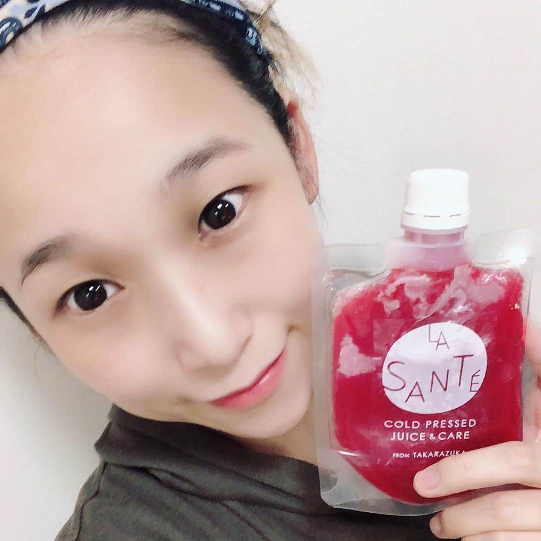 世手子さんのインスタグラム写真 - (世手子Instagram)「An important concert tomorrow!🎹 I did juice cleansing before the live(*'▽'*) Adjust my body with Juice Cleanse(#^.^#) https://kenkoumarche.jp @lasante.takarazuka  #健康マルシェ #コールドプレス 12種類✨✨ 明日はいよいよ #ワンマンライブ （＾_＾） その数日前に #ジュースクレンズ してました(*ﾟ▽ﾟ*) 身体の負担をへらしてリフレッシュ！ 飲みやすくて美味しかった(^-^)v ビーツ大好き💕 カラーがかわいくて楽しくできちゃったよー(^_^*) 1日三食分を6本のコードプレスに置き換えの二日間！ 結構やせるよねー！ 前日から消化のいいものをたべて 二日間置き換え その後に復食！ リバウンドしないやり方！ さ！明日のライブ頑張るよー(*^◯^*)  #宝塚 #ラサンテ #LASANTE #ダイエット #ファスティング #pr」9月4日 19時19分 - rojide