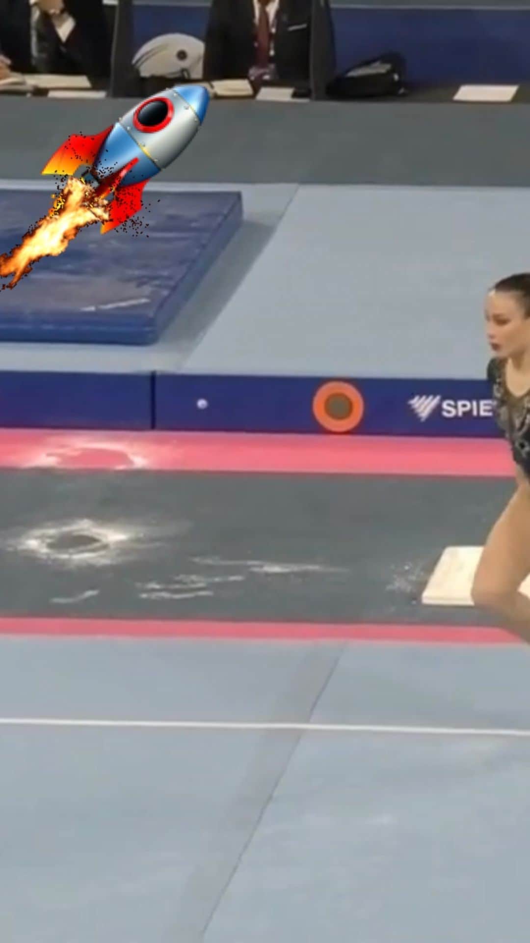 バネッサ・フェラーリのインスタグラム：「Like a Rocket 🚀🌖  🔥🔥🔥🔥🔥🔥🔥🔥🔥  #vanessaferrari #gymnastics #exibition #show」