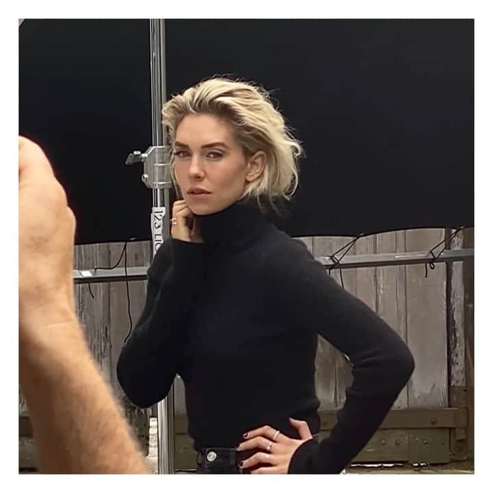 JO BAKERのインスタグラム：「V A N E S S A • K I R B Y 🇬🇧 A little @dankennedyphoto + #vanessakirby snap snap action!! #hair @halleybrisker #makeup by me #jobakermakeupartist @shoreditchstudios 🇬🇧💋」