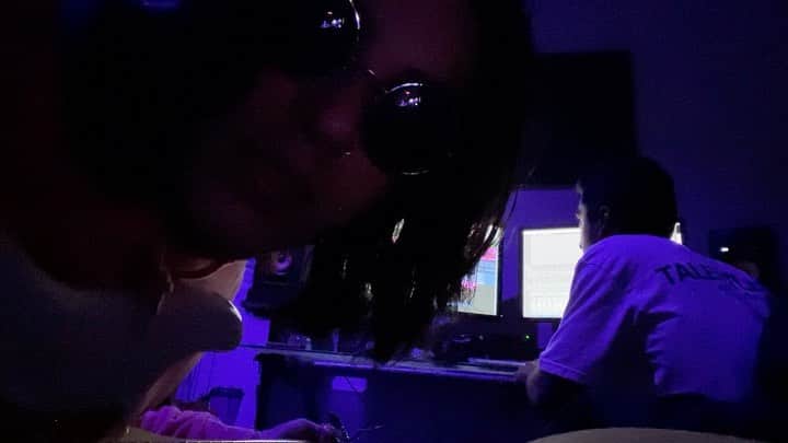サミュエル・ラーセンのインスタグラム：「this song is about someone very special... here’s a preview..can’t wait for this new era.. sidechain, we never throw the towel in. #dontsweatmylove 🟧🟦🟧🟦🟧」
