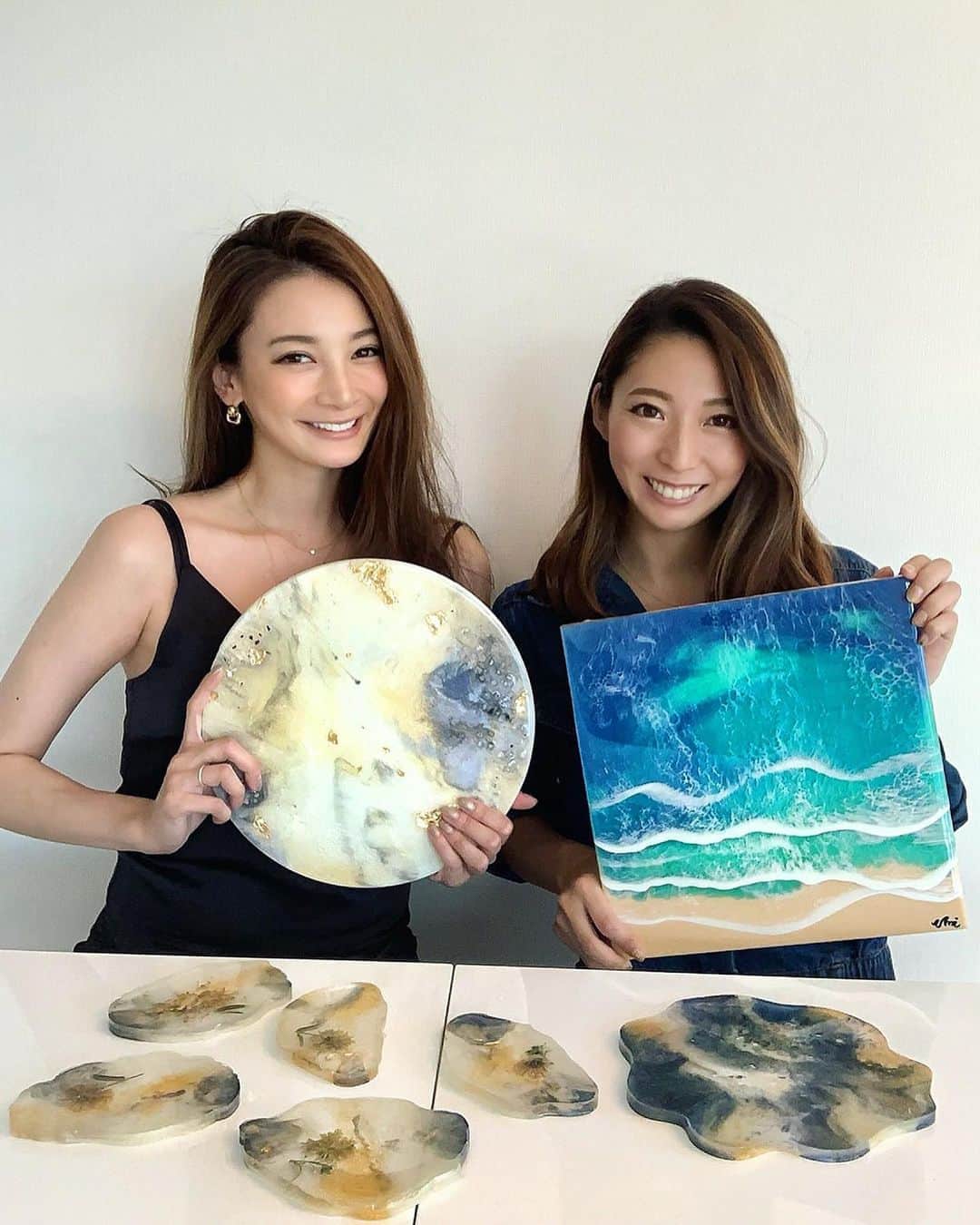 里海さんのインスタグラム写真 - (里海Instagram)「Resin painting 🎨 完成したよ✨  可愛いumi ちゃんの波アート🌊 Satoumi × Umi 🥰  彼女のように素敵な レジン波アートも是非是非チェックしてください🥰  #resin #resinart #レジンペインティング　#レジンアート　#レジン」9月4日 19時33分 - satoumi0330