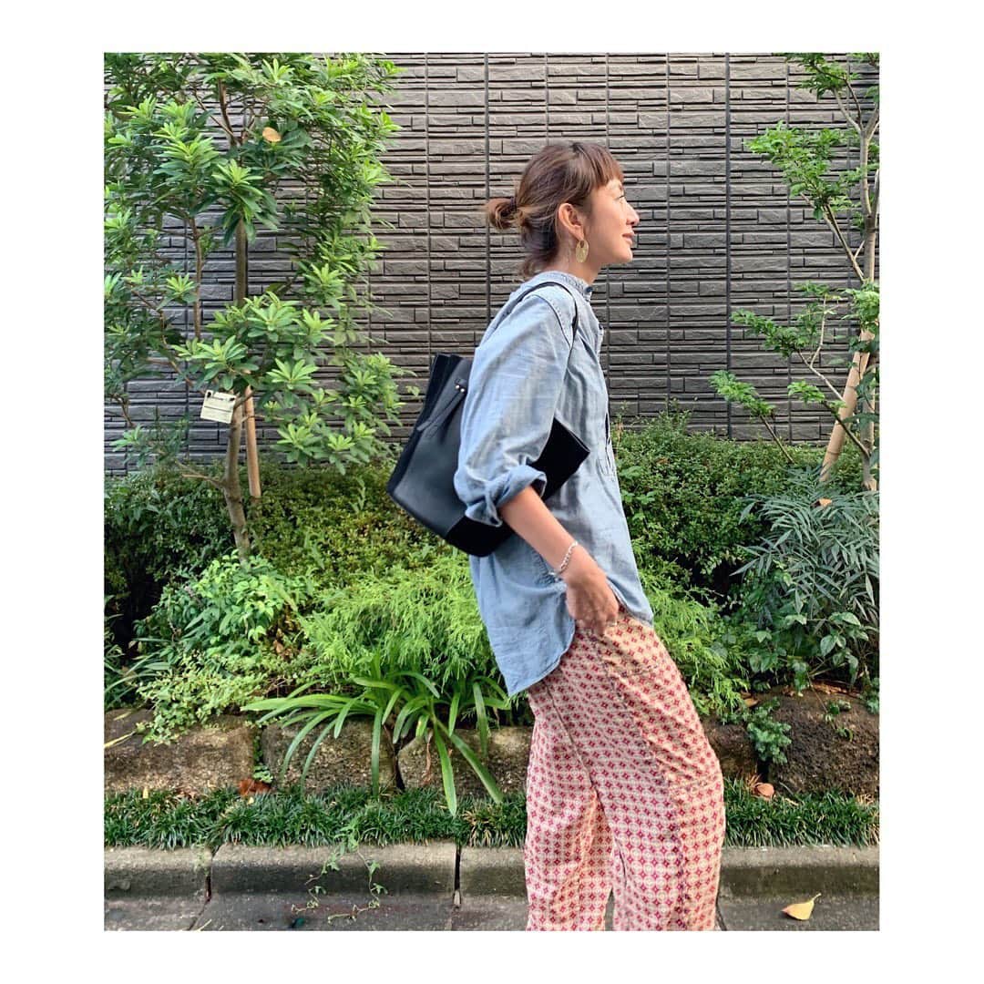土井地恵理子さんのインスタグラム写真 - (土井地恵理子Instagram)「・ 最近パジャマみたいな服も アリになってきた気が 勝手にしています。 ・ パンツは @sister_market にて。 しかしそっこー取られそうで 頑張って守りたいと思います。 ・ ・ bagは新作❤︎ @h.v.f.n  ハンドルの長さが変えられます🙌🏻 ・ ・ #hvfn #bag #sistermarket #fashion #lifestyle #ライフスタイル #マスクを取るとほぼスッピンになってることが多めです」9月4日 19時25分 - ericodoiji