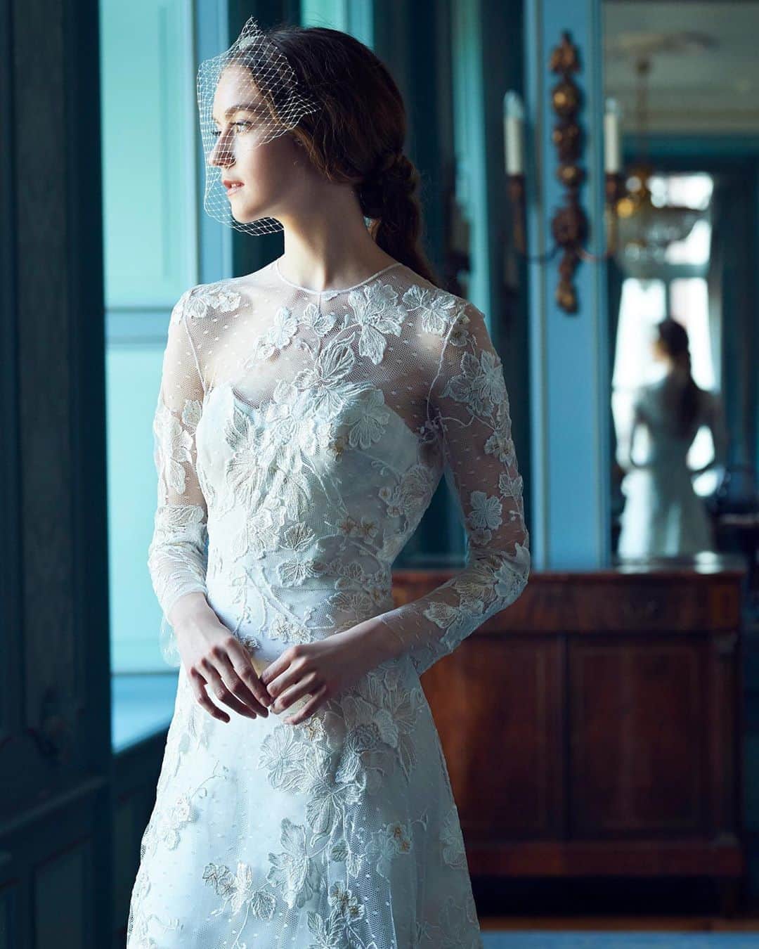 JUNOのインスタグラム：「NAEEM KHAN﻿ “AUGUSTA”﻿ ﻿ ドットチュールのドレスに﻿ バードゲージベールを合わせて﻿ ニュークラシックなブライズスタイルを﻿ ﻿ ドットチュールに ゴールドのフラワーレースを合わせたドレスは﻿ 遊びごころの中にも オーセンティックな美しさを感じさせます﻿ ﻿ 背中には小さなリボンが並び﻿ 360度どどこから見ても﻿ 女性心を掴むディテールが散りばめられています﻿ ﻿ #inesdisanto﻿ #MARCHESA﻿ #antonioriva﻿ #naeemkhan﻿ #inmaculada﻿ #kennethpool﻿ #zacposen﻿ #juno﻿ #junowedding﻿ #wedding﻿ #weddingdress﻿ #viktorandrolf ﻿ #ジュノ﻿ #ウエディング﻿ #ウェディング﻿ #ウエディングドレス﻿ #ウェディングドレス﻿ #ドレス﻿ #プレ花嫁﻿ #2020春婚﻿ #2020夏婚﻿ #2020秋婚﻿ #福岡花嫁﻿ #東京花嫁﻿ #九州花嫁﻿ #関東花嫁﻿ #神社挙式﻿ #神前式」