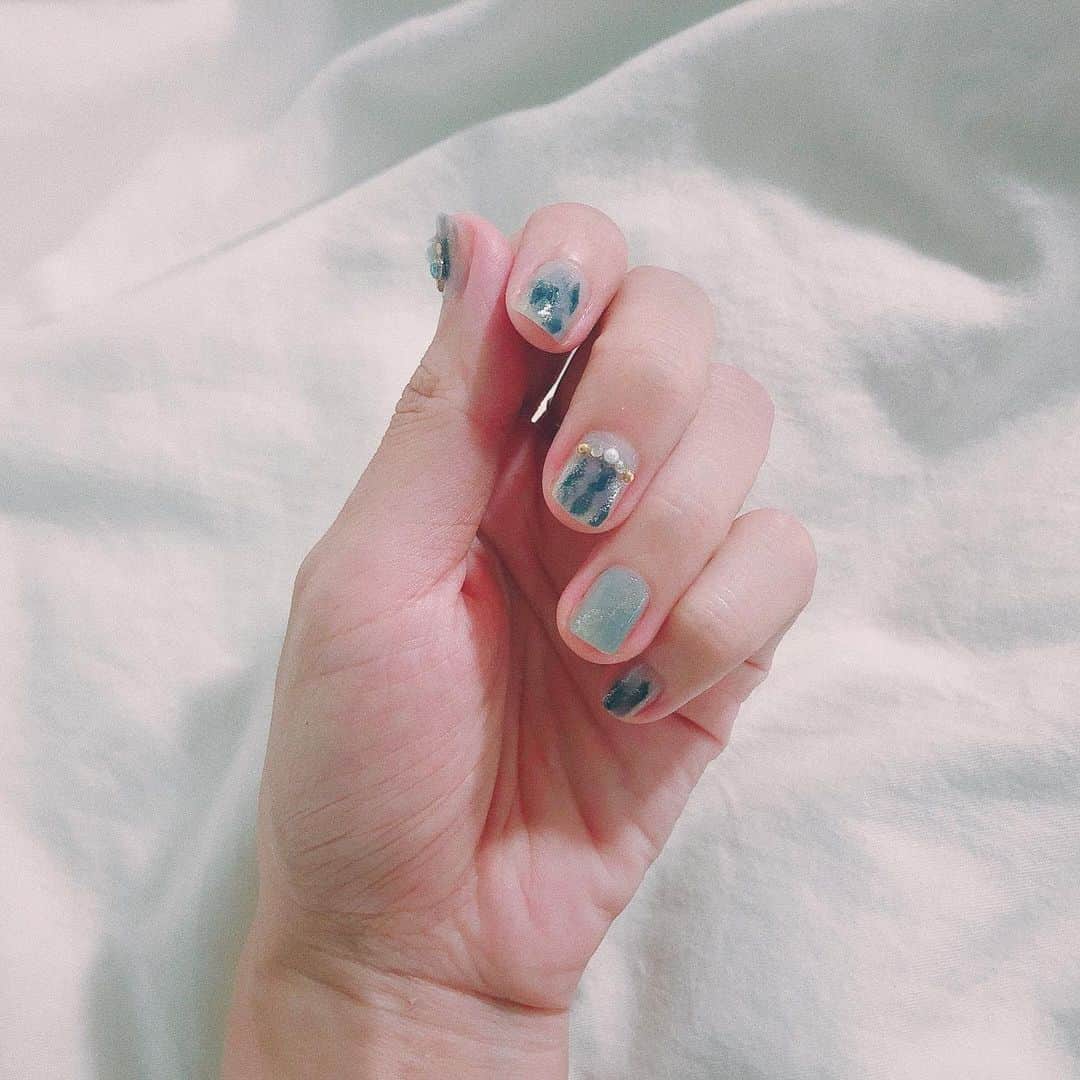 木村仁美のインスタグラム：「#今日の青い 爪です 🧊+°.  わりとしわしわお手てです つるんとした指は憧れるけど  この手もなかなか愛おしいデス  #nail #naildesign #秋ネイル #selfnail #セルフネイル初心者」