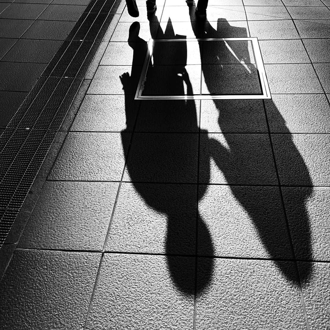 naotakeのインスタグラム：「買い物 - Shopping / iPhone XR & Snapseed, 20200905 . . まだ気が抜けない。次の台風が待っている。 . . #spicollective #royalsnappingartists #infamous_family #rsa_main #infinity_photo_cult #2_fineart #jp_gallery_member #jp_gallery_bnw #trb_bnw #wp_bnw  #bnw_life #bnwlife_member #bnw_life_shots #bnw_captures #world_bnw #top_bnw #team_jp_ #team_jp_モノクロ #ig_energy_bw #ig_nihon #streetphotographybnw #igersjp #blackandwhite #bnw #bnwphoto #monochrome #bw #bnwphotography #ShotOniPhone #shotoniphoneXR」