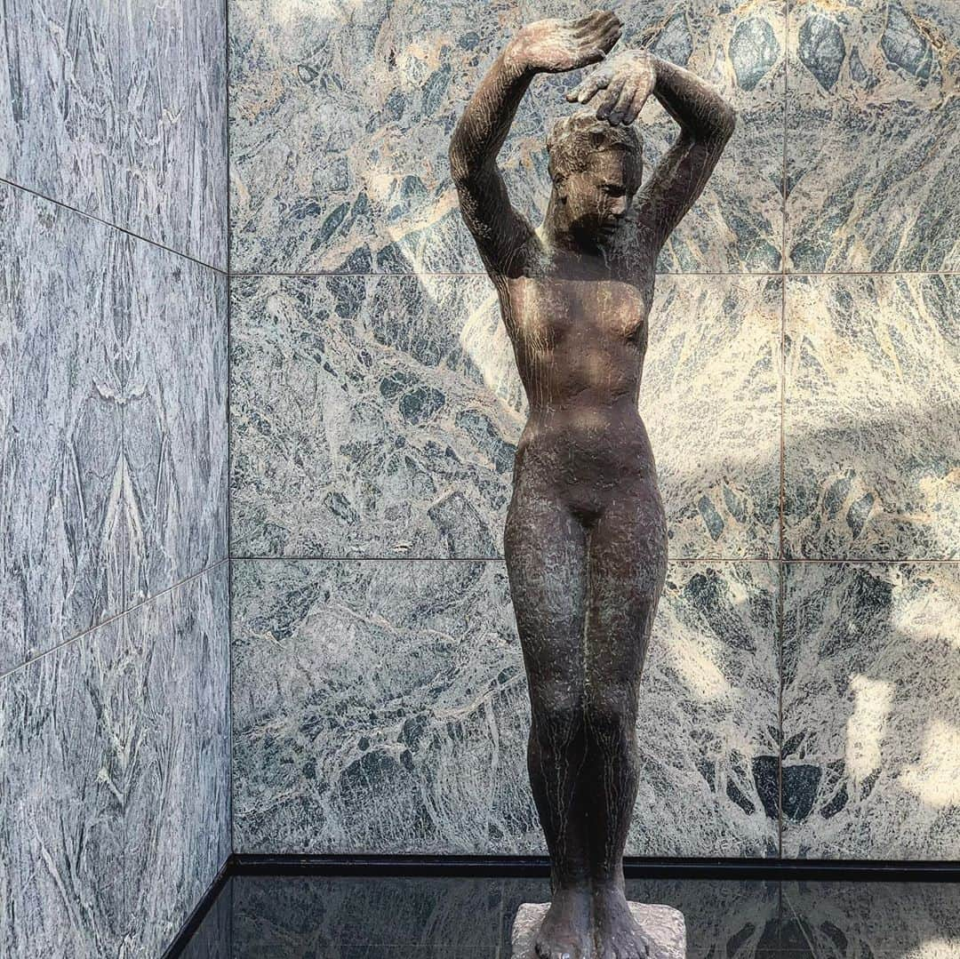 JJ.Acunaさんのインスタグラム写真 - (JJ.AcunaInstagram)「These photos are an example of “Eyes Wide Shut.” Humanity has a hard time seeing the light sometimes- I get it. 💡Love this Venus statuette called “Dawn” by #GeorgeKolbe at the #miesvanderrohe #BarcelonaPavilion- it always reminds me of that thought. Wake up, always ask questions, think critically, and look for answers always. All is not lost! 20/20 . . . #2020 #shotoniphone #wakeup #crystalclarity #flashbackfriday #architecture #perspective #observe #eyeswideopen #barcelona #travel」9月4日 19時28分 - jj.acuna