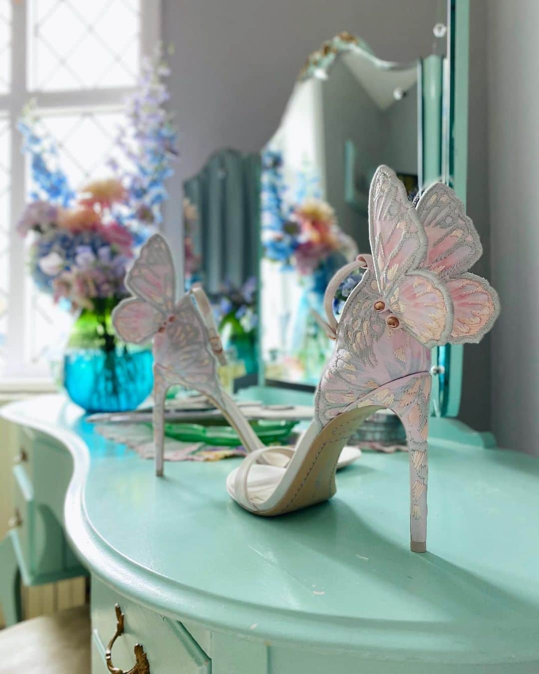 SOPHIA WEBSTERさんのインスタグラム写真 - (SOPHIA WEBSTERInstagram)「These @sage.flowers looked so gorgeous on my dressing table I had take a pic of my current favourite ‘Chiara’ heels. This pretty, pastel colourway  is available in my ‘Bridal’ collection but I wear mine with jeans. S x 🦋👰⁣  #SophiaWebsterBridal #SophiaWebsterWings⁣」9月4日 19時30分 - sophiawebster