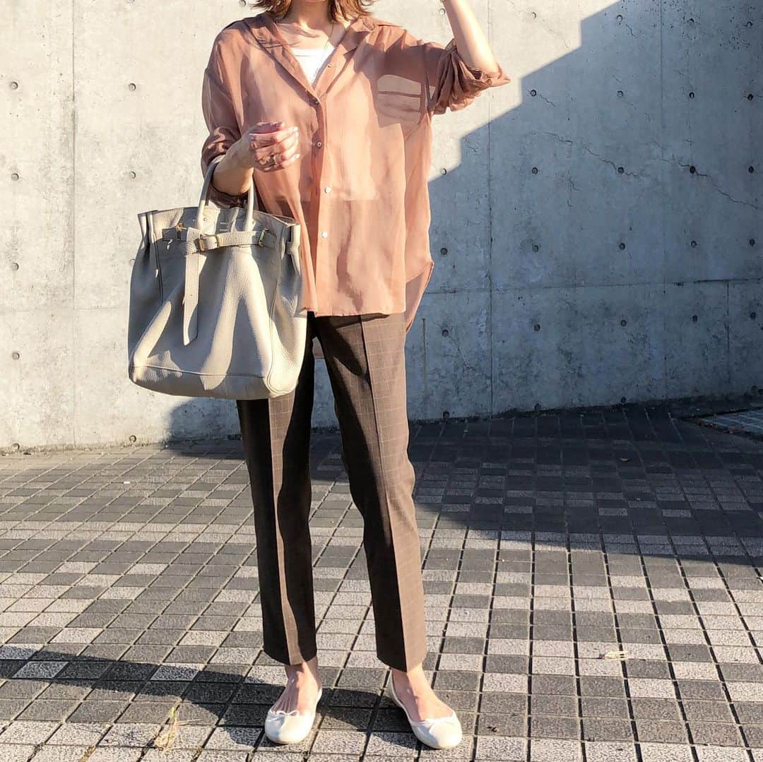 mmk__56さんのインスタグラム写真 - (mmk__56Instagram)「2020.9.4 . . 秋支度にリアルガチでお勧めしたいのがユニクロの#スマートアンクルパンツ ‼︎ これ本当に良きです♡ ウエストはゴムが入っているのにゴムが見えない仕様𓋪 センタープリーツの裏に樹脂が入っているから洗ってもプリーツが消えにくい𓋪 実は一昨日も履いてたけど全然シワになってない‼︎ イロチ買いですなこれは𓀤𓋪 . シアーシャツ … urbanresearch  パンツ… @uniqlo  バッグ… @youngandolsen  . ﻿#ママコーデ#ママファッション#今日の服#今日のコーデ#着回しコーデ#プチプラコーデ#シンプルコーデ#ロカリ#大人カジュアル#locari#ootd_kob#mamagirl#ユニクロコーデ#ユニクロ購入品#アンクルパンツ#シアーシャツ#秋支度」9月4日 19時35分 - mmk__56