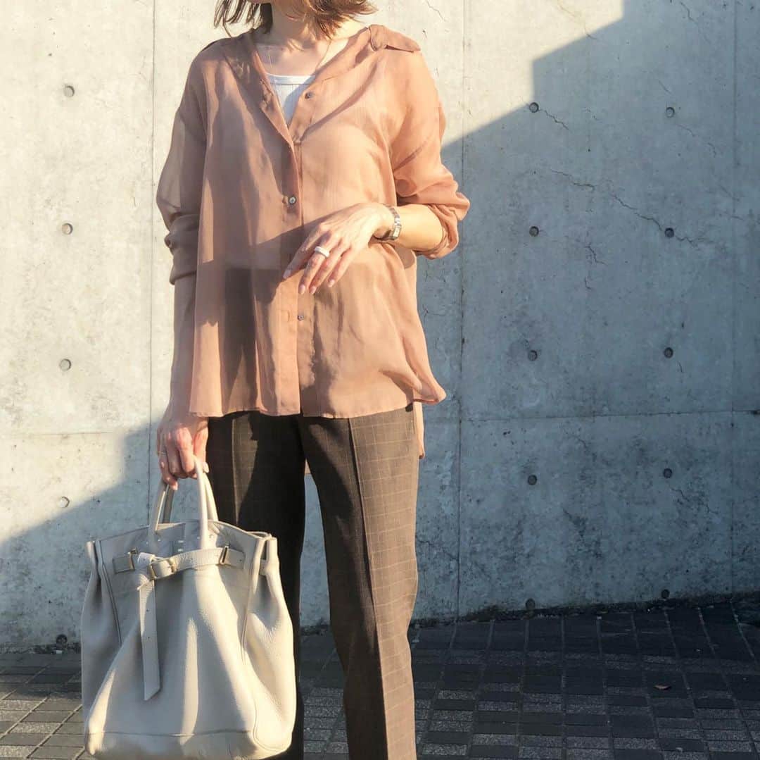 mmk__56さんのインスタグラム写真 - (mmk__56Instagram)「2020.9.4 . . 秋支度にリアルガチでお勧めしたいのがユニクロの#スマートアンクルパンツ ‼︎ これ本当に良きです♡ ウエストはゴムが入っているのにゴムが見えない仕様𓋪 センタープリーツの裏に樹脂が入っているから洗ってもプリーツが消えにくい𓋪 実は一昨日も履いてたけど全然シワになってない‼︎ イロチ買いですなこれは𓀤𓋪 . シアーシャツ … urbanresearch  パンツ… @uniqlo  バッグ… @youngandolsen  . ﻿#ママコーデ#ママファッション#今日の服#今日のコーデ#着回しコーデ#プチプラコーデ#シンプルコーデ#ロカリ#大人カジュアル#locari#ootd_kob#mamagirl#ユニクロコーデ#ユニクロ購入品#アンクルパンツ#シアーシャツ#秋支度」9月4日 19時35分 - mmk__56