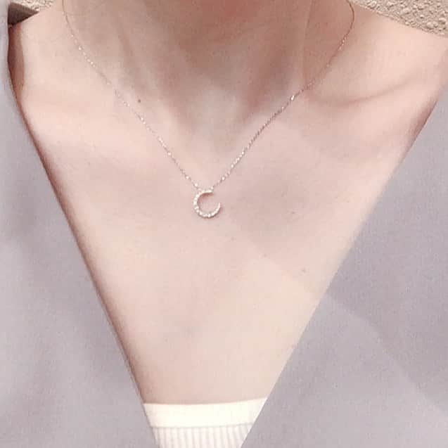 柴田淳さんのインスタグラム写真 - (柴田淳Instagram)「ようやくお披露目💕 ダイヤモンド💎の月🌙のネックレス😍  前に女性ファンの方から贈られたもの🥰 うれちぃ😍 ありがとうございました☺️ 大切にします😘 #starjewelry #whitegold #necklace #moon #diamond」9月4日 19時37分 - shibatajun_official