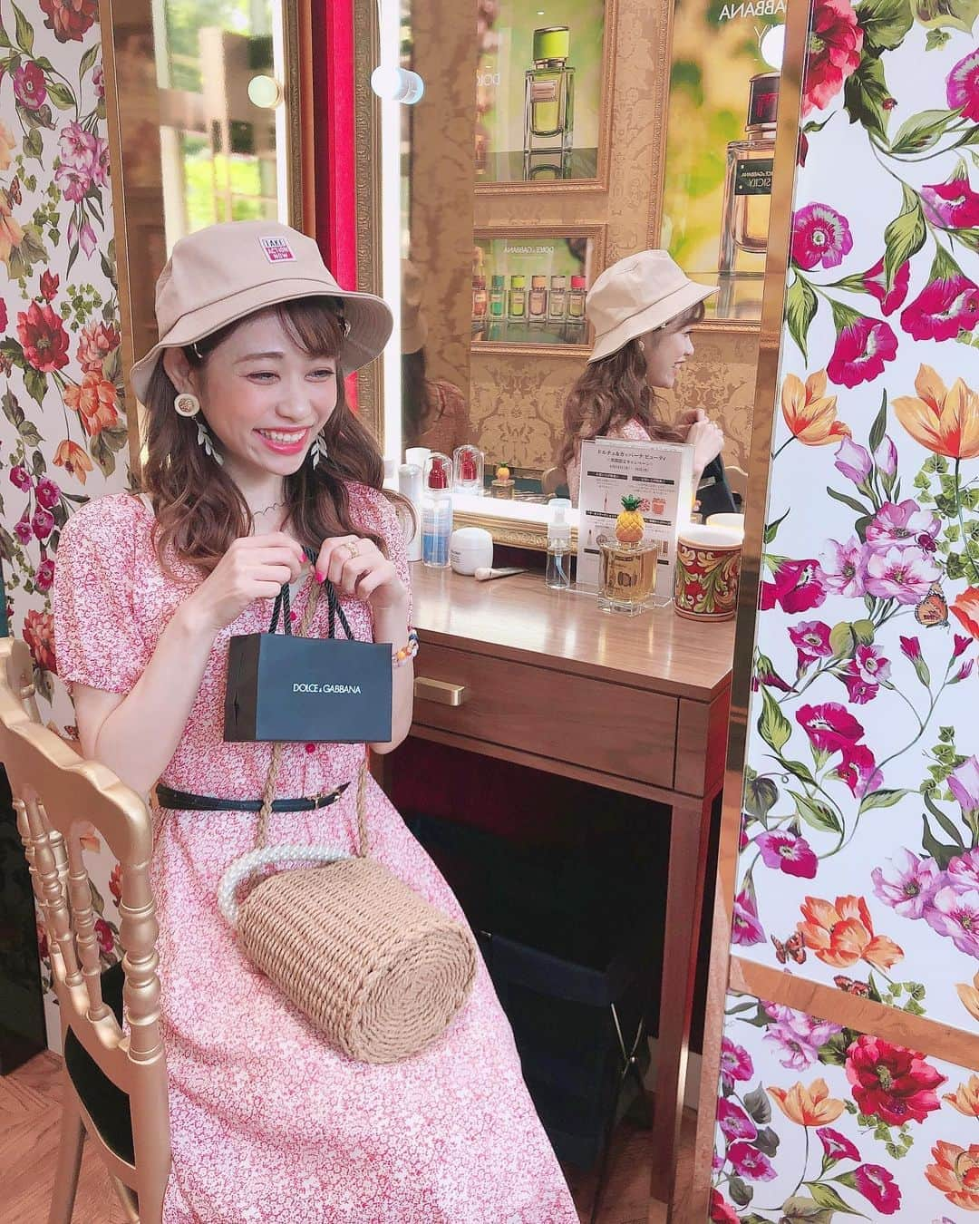 高橋里彩子さんのインスタグラム写真 - (高橋里彩子Instagram)「﻿ ﻿ Beauty Square💕﻿ ﻿ ﻿ 大好きなコスメが沢山あって、﻿ たまらない😭💗🥺﻿ ﻿ 女の子は行けば必ずキラキラわくわくする空間でした！🥺💓﻿ ﻿ ﻿  @dolcegabbana めちゃめちゃ店内かわいいから﻿ ついつい写真撮りたくなる😩💓💓﻿ 買ったのは﻿ の香水じゃないよ（笑）﻿ ﻿ お店の人優しかったぁ🤗﻿ ﻿ ﻿ いつもマシンガントークしちゃう😍😍﻿ ﻿ ﻿ ﻿ ﻿  ⸜❤︎⸝〜𝚌𝚘𝚍𝚎〜⸜❤︎⸝﻿ ﻿ ❥ワンピース﻿ @manimum.official﻿ ﻿ ❥バック﻿ @fifth_store ﻿ ﻿ ❥#バケットハット﻿ @thankyoumart ﻿ ﻿ ﻿ ﻿ ﻿ ﻿ ﻿ ﻿  #ファッション #女子力アップ #ドルチェアンドガバーナ #dolceandgabbana ﻿ #harajuku #原宿 #tokyo #おしゃれ﻿ #おしゃれ好き #美容 #美意識  #ウィズ原宿 ﻿ #ビューティースクエア #ドルガバ #コスメ #beautysquare #リップ  #夏コーデ  #韓国ファッション #夏服 #오오티디 #오오티디룩 #카와이이 #여름네일 #네일아트 #네일 #네일스타그램 #네일아트디자인 ﻿」9月4日 19時37分 - konkonwanwan