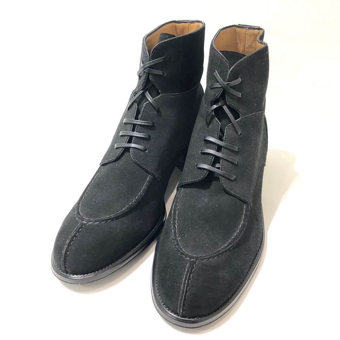 のインスタグラム：「【Le Yucca's】 AW20 collection…  "LAST KARENA BOOTS"  BLACK 40、41、42 ¥143.000+TAX  お取り扱い店舗 ◾︎ROSSO ミント神戸店﻿ Tel : 078-230-4710﻿ ※こちらの商品は店舗通販も承ります。 ※上記店舗のみでのお取り扱いにつき、お問い合わせにつきましても上記の店舗までお願い致します。﻿ ﻿ ﻿ ﻿   #ROSSOMEN  #URBANRESEARCHROSSO #URBANRESEARCHROSSOMEN  #URBANRESEARCH #アーバンリサーチロッソ #leyuccas #urbanresearchrosso_kobe」