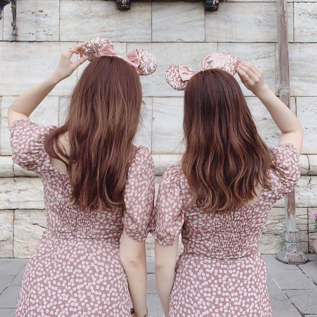 SHIHORINのインスタグラム：「𝔻𝕚𝕤𝕟𝕖𝕪𓂃𓂃𓂂𓇸 ﻿ ﻿ ﻿ 東京ディズニーシー19周年﻿ おめでとうございます🐭🚢🎉✨﻿ ﻿ チェリーOPに🍒﻿ スパンコールカチューシャ合わせ👭💓﻿ ﻿ ご挨拶でミッキーが私たちに気付いてくれて🥺🚢﻿ 指差しハートくれて🥺🥺🥺💓﻿ 2人して絶叫したんだぁぁ😭🐭💓﻿ おそろいコーデしててよかった🤣💓﻿ ﻿ 奇跡的に撮れた動画を(動揺で手ブレ)﻿ 何回もみて余韻に浸ってた😂💓﻿ 早くグリしたいなぁ🐭🐭🐭♡﻿ ﻿ ﻿ #shihorin__disney #disneysea #tokyodisneysea #tds #disney #tokyodisneyresort #disneycode #herlipto #twinscode #disneyphoto #ディズニー #ディズニーシー #東京ディズニーシー #東京ディズニーリゾート #ディズニーコーデ #おそろいディズニー #おそろいコーデ #ミニーカチューシャ #スパンコールカチューシャ #チェリーワンピース」