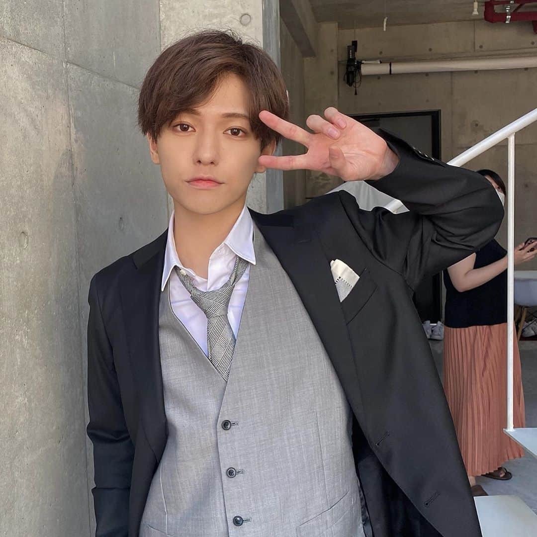 こんどうようぢのインスタグラム：「10/15(木)〜10/25(日) 池袋シアターKASSAI にて 上演される舞台 『 ふつう(仮) 』に出演します。 ビジュアル撮影してきましたっ 礼服似合ってるかな〜？」