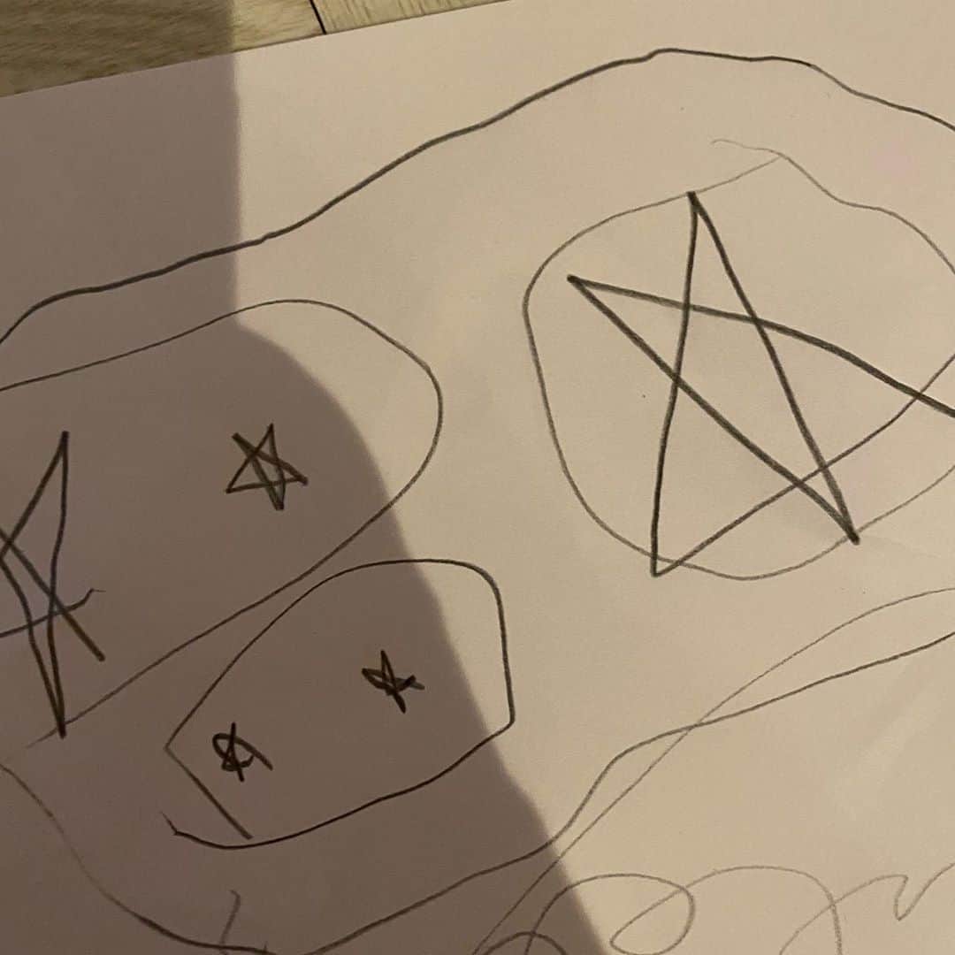 のインスタグラム：「娘が星が描けるようになったことを自慢してくるwでも確かに星描けるようになった時ずっと書いてたかも！ 複雑なこと出来る様になったね！ これは？ペンタゴン？」