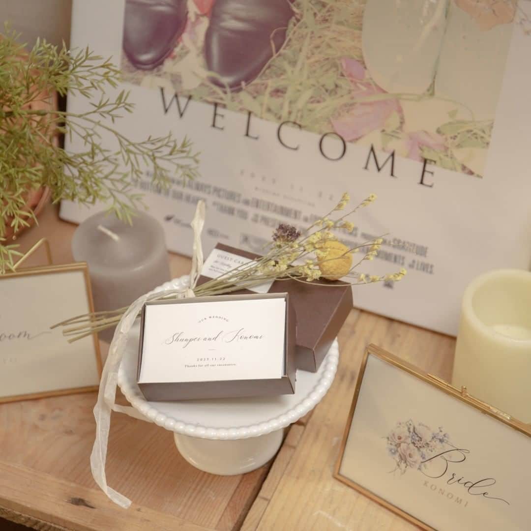 プレ花嫁♡結婚式招待状・席次表専門サイト『ファヴォリ』公式さんのインスタグラム写真 - (プレ花嫁♡結婚式招待状・席次表専門サイト『ファヴォリ』公式Instagram)「🎉\Favori DIYより♡　Newアイテム 『名刺サイズのゲストカード』💌 が大人気😆💕 ＊ 既にこのInstagramの \プレゼント企画/ でプレ公開して以来、 たくさんのリクエストをいただいた 話題のアイテムが… ついにお披露目💖 販売開始から、すでにたくさんの お問い合わせ・ご注文をいただいております👀⭐️ ＊ 受付での混雑を防ぐために芳名帳に 代わるものとしても使われることが 多くなったゲストカード💌🌈 当日ゲストも携帯しやすいように コンパクトに仕上げました🙌🏻💓 . デザインはなんと❣️17種類❣️ favoriで人気のデザインから 新作まで豊富にご用意してます🤗✨ 箔押しされた台紙にセットすると さらに高級感もUP💍♡ . おふたりのお名前と挙式日が入った オリジナルカードが完成🕊💕 メッセージを書く欄があるので 記念品としても◎🏹💜 . またお式後の保管に 悩まれる方も多いのですが、 BOX型のゲストカードケースも お付けしてます💝✨ ＊ カードの形や大きさ・デザインやBOX 全てスタッフがとーってもこだわって 作ったfavoriの自信作です💪🏻💕 . 🌼販売価格➖➖➖➖➖➖➖➖➖ 30枚セット：3,800円boxと台紙(30枚)付き オプション追加10枚：880円台紙10枚付き ➖➖➖➖➖➖➖➖➖➖➖➖➖ ※追加購入の10枚については30枚セット   の商品をご購入いただきました際のみ   オプションでご購入いただけます。 ＊ ぜひお早めにチェックしてみて くださいね😆💓 ＊ 今後もFavori DIYのNewアイテム お見逃しなく🙇🏻‍♂️❣️ ＊ #favori_wedding #ゲストカード #ゲストカード手作り #芳名カード  #ゲストブック #受付アイテム #ウェルカムスペース #ブライダルペーパーアイテム #結婚式コロナ対策  #結婚式キャンペーン #ウェルカムスペースアイテム #受付スペース #式場装飾 #2021夏婚 #2021冬婚 #2021秋婚 #結婚式延期 #結婚式決行 #tg花嫁 #trunkhotelwedding ##プレ花嫁 #卒花嫁 #ウェディング準備 #結婚式diy」9月4日 19時45分 - favori_wedding