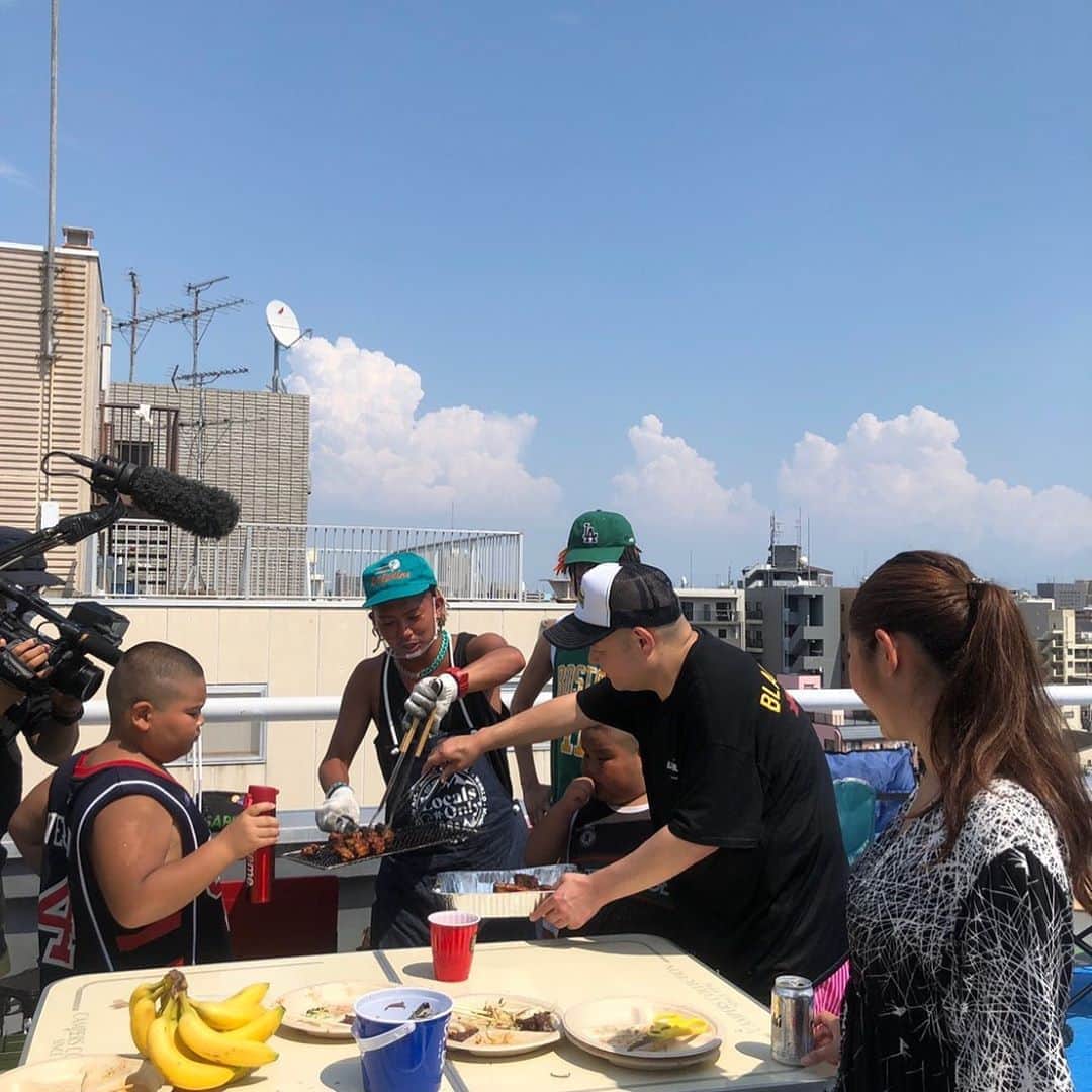 内山信二のインスタグラム：「今やってるフジテレビ 「ウワサのお客さま」に めちゃ可愛い僕のファミリーが出ます😆😆😆  是非観てくださ〜い🐽  #フジテレビ #ウワサのお客さま  #下町ゴリラ兄弟  #ゴリラパパ #ゴリラママ #内山信二 #琴」