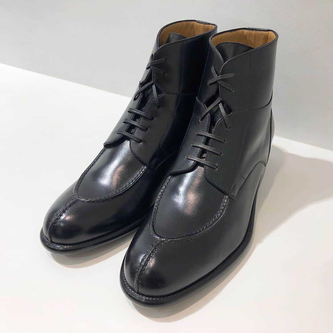 のインスタグラム：「【Le Yucca's】 "U TIP BOOTS"  BLACK  41.5、42.5、43 ¥135.000+TAX  お取り扱い店舗 ◾︎ROSSO ミント神戸店﻿ Tel : 078-230-4710﻿ ※こちらの商品は店舗通販も承ります。 ※上記店舗のみでのお取り扱いにつき、お問い合わせにつきましても上記の店舗までお願い致します。﻿ ﻿ ﻿ ﻿   #ROSSOMEN  #URBANRESEARCHROSSO #URBANRESEARCHROSSOMEN  #URBANRESEARCH #アーバンリサーチロッソ #leyuccas #urbanresearchrosso_kobe」