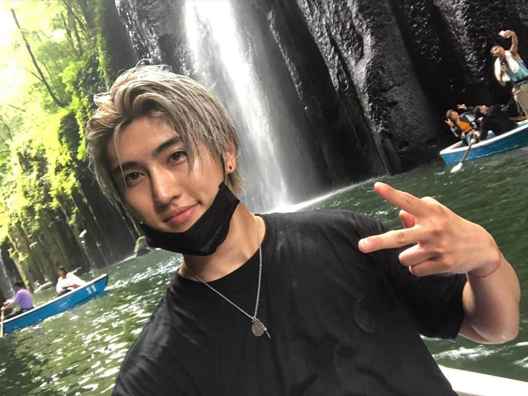 原田デイビッドのインスタグラム：「When your friend @torta2 aka Kumamoto bear)decides to row into the waterfall. 😅 lol  友達わざとに僕のことwaterfall にぬらしちゃった…笑 いじわるやつだね！😂  #kuyshu #waterfall #boat  #peace #rowboat #nofilter #noedit #miyazaki #travel #trip #fun #river #selfie #九州 #ボート #トラベル #旅行」
