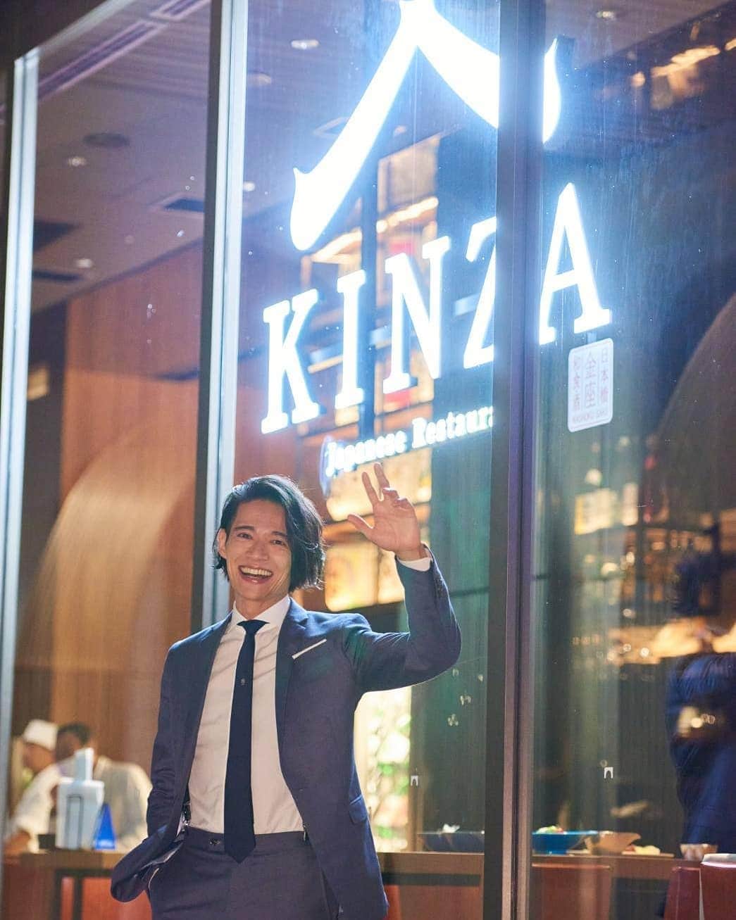 久保裕丈さんのインスタグラム写真 - (久保裕丈Instagram)「日本橋の室町エリアは、古さと新しさが融合する、江戸情緒あふれる雰囲気が魅力的な地域。そんな場所にぴったりな、粋な風情があり大人が愉しむ、和食レストラン"KINZA"がオープンしたので、ひと足早く行かせてもらいました。 活気あるキッチンが見えるカウンターから個室まで、空間の選択肢が幅広いから、平日には同僚との食事や会食、休日はデートなどいろんな用途で使えそう。 食事は和が中心なんだけど、それに加えて洋・中のエッセンスも取り入れた"いいとこ取り"のメニューが盛りだくさん。ベースはしっかりしつつ、新しい味わいが楽しめるよ。 日本酒が豊富なところもサケ好きの僕にとっては嬉しいところ。 先進と伝統、日常と非日常、相反するものがとても良いバランスでミックスされたKINZAは、これから室町を代表するスポットになっていくんじゃないかなー。ぜひ皆も体験してみてね！  #PR　#テラスで日本酒　#日本橋グルメ　#日本橋デート　#東京デート」9月4日 19時54分 - hirotakekubo