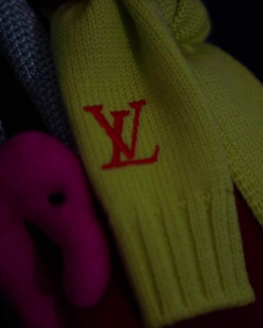 のインスタグラム：「#LVMenSS21 Sonic experience. @VirgilAbloh staged a hypnotic runway for the second presentation of his latest #LouisVuitton collection. Watch the full Tokyo show via link in bio.  Music produced by @benjib and recorded in London by an all-star ensemble featuring @yussefdayes, @shabakahutchings, @nubya_garcia, @kamaalwilliams and @omar_lyefook.」