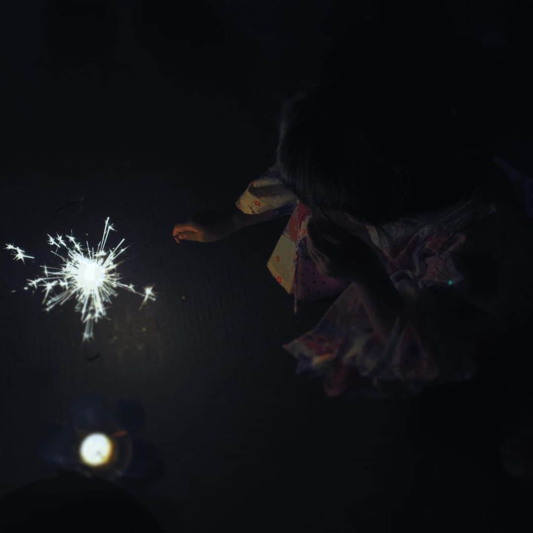 齊藤美絵さんのインスタグラム写真 - (齊藤美絵Instagram)「大きな花火は見られなかったけど 手持ち花火や職人さんが作った 線香花火の凛とした美しさを 静かに堪能出来たこの夏。  東京マンション暮らしやマウイでは、 なかなか手持ち花火が 出来なかったので、娘と初めて！  じいじばあばも 花火を用意してくれていて✨  夏の夜の空気に漂う 線香花火のあの香り。  まだ日中は暑いけど、 日の落ちる早さや夜風に もう秋なんだなと。  着実に季節は移ろい、 次の楽しみへ一歩一歩。  その前に、 夏の日々、出逢い、 お世話になった方々へ 深い感謝を感じた一日。  #夏の想い出　#線香花火　#育児　#感謝 #ツタエルヒト。」9月4日 19時56分 - saitomie